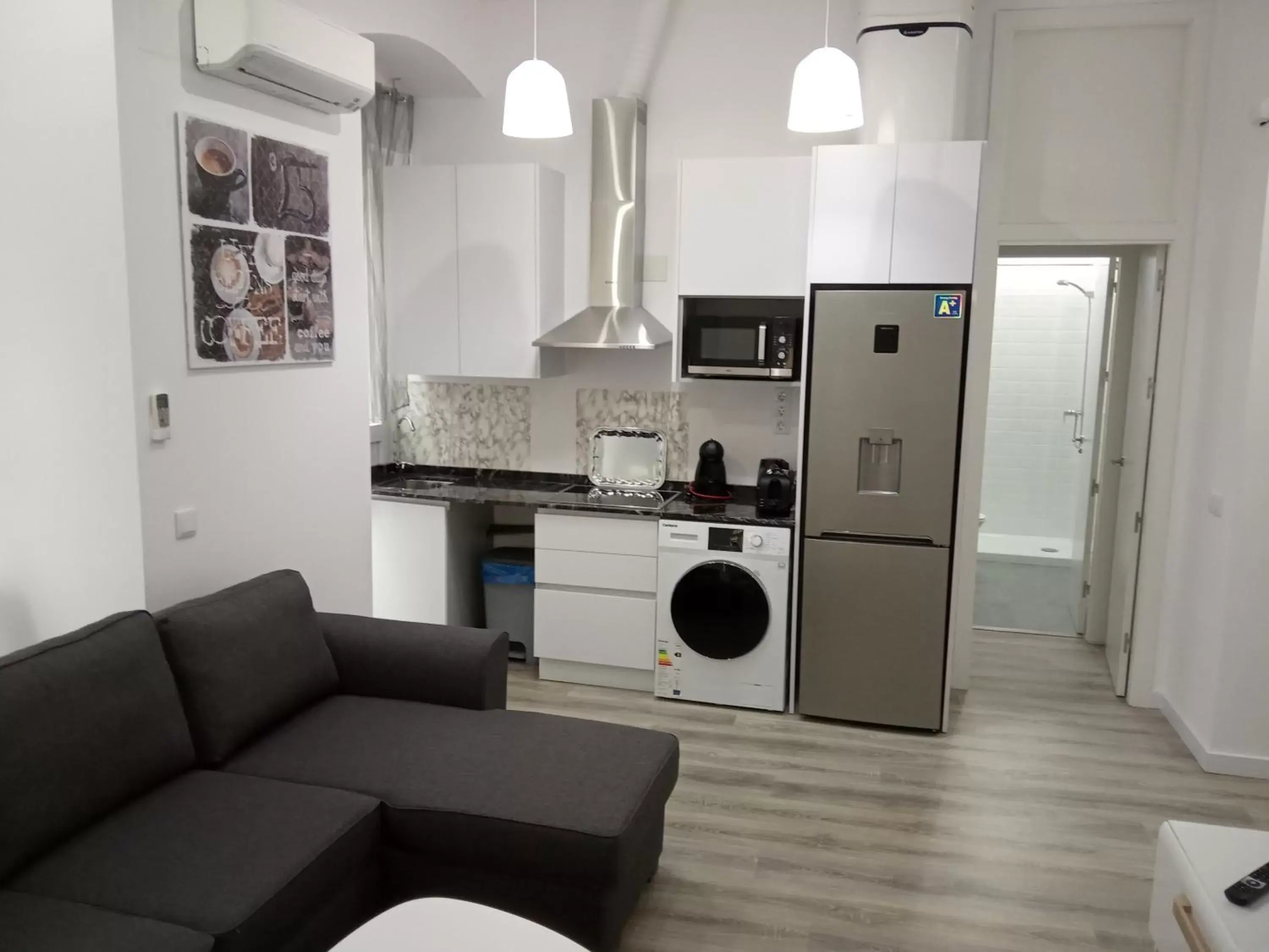 Living room, Kitchen/Kitchenette in Alicante Center Apart