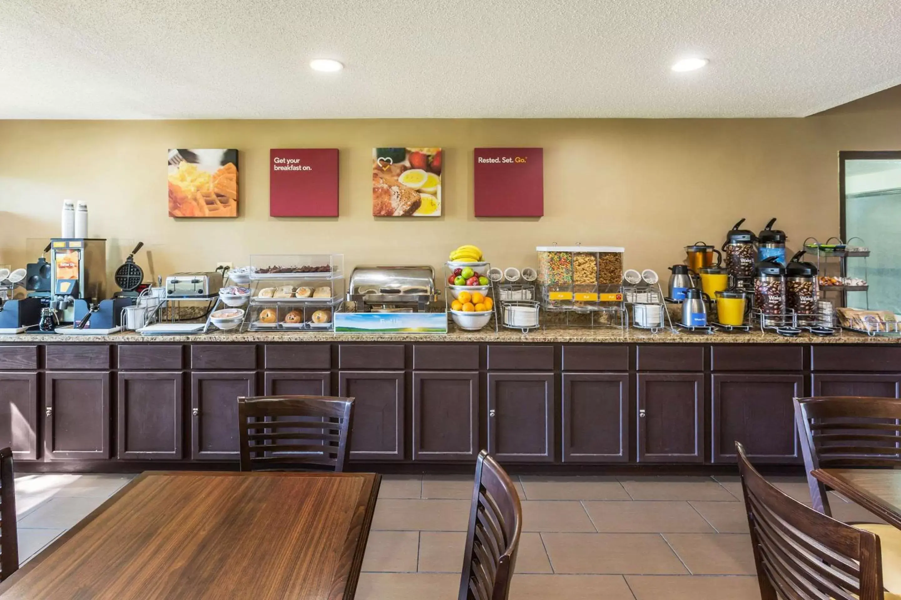 Restaurant/Places to Eat in Comfort Suites near I-80 and I-94