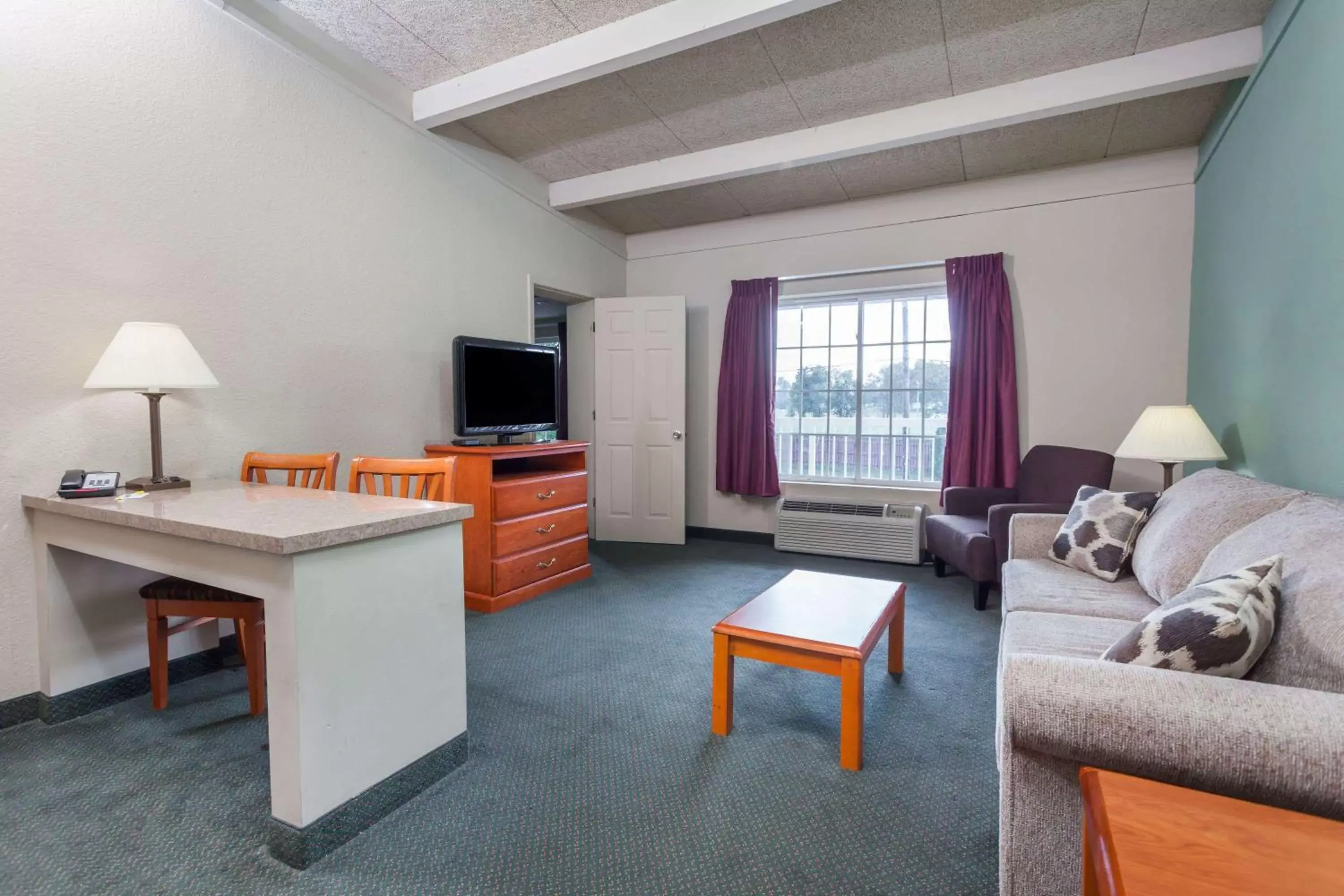 Photo of the whole room in Days Inn & Suites by Wyndham Lexington Photo of the whole room in Days Inn & Suites by Wyndham Lexington