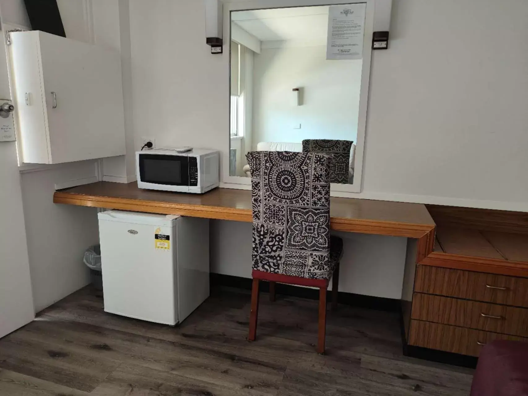 Living room, TV/Entertainment Center in Country Motor Inn