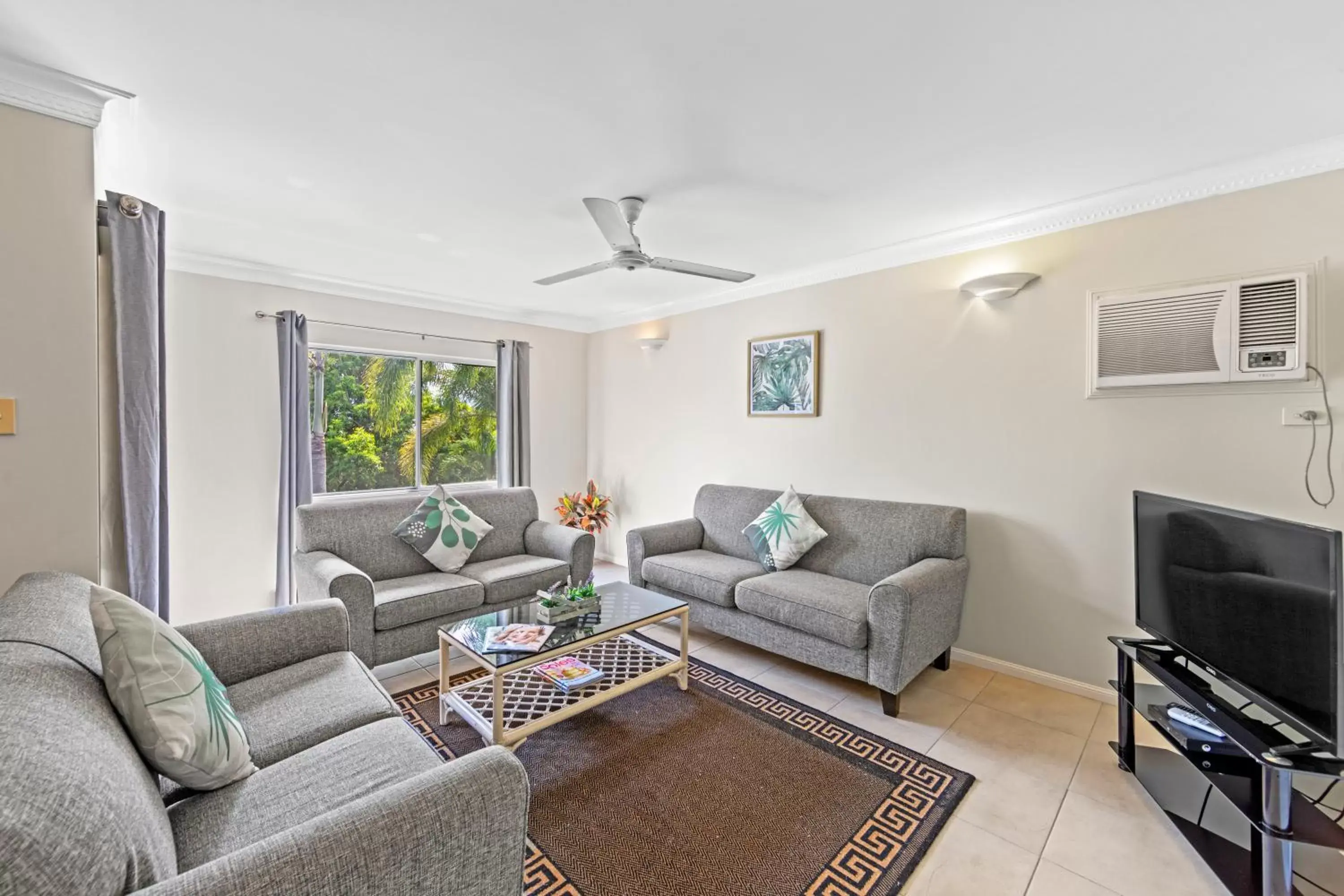 Living room, Seating Area in Koala Court Holiday Apartments