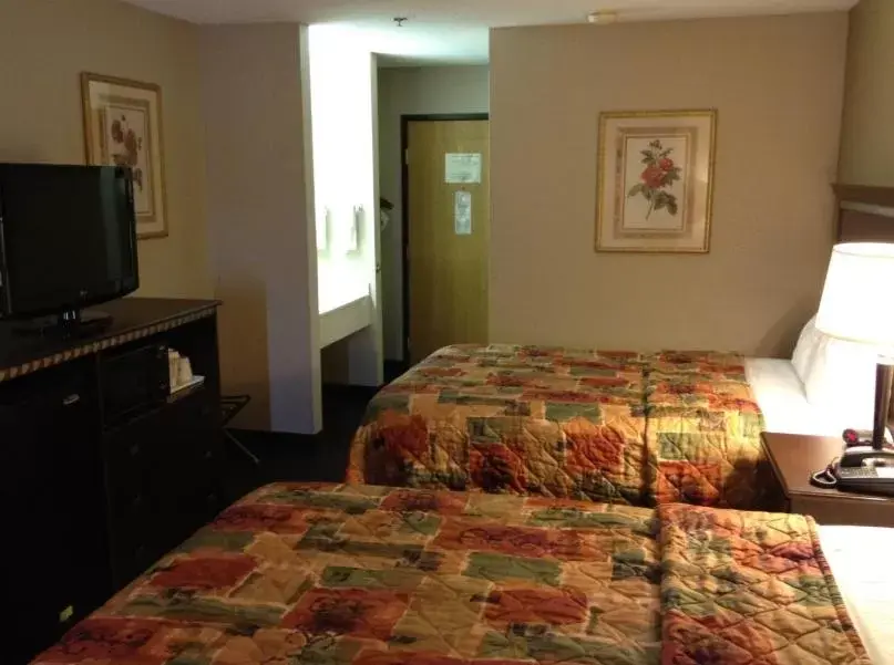 Photo of the whole room, Bed in Baymont Inn & Suites by Wyndham San Marcos