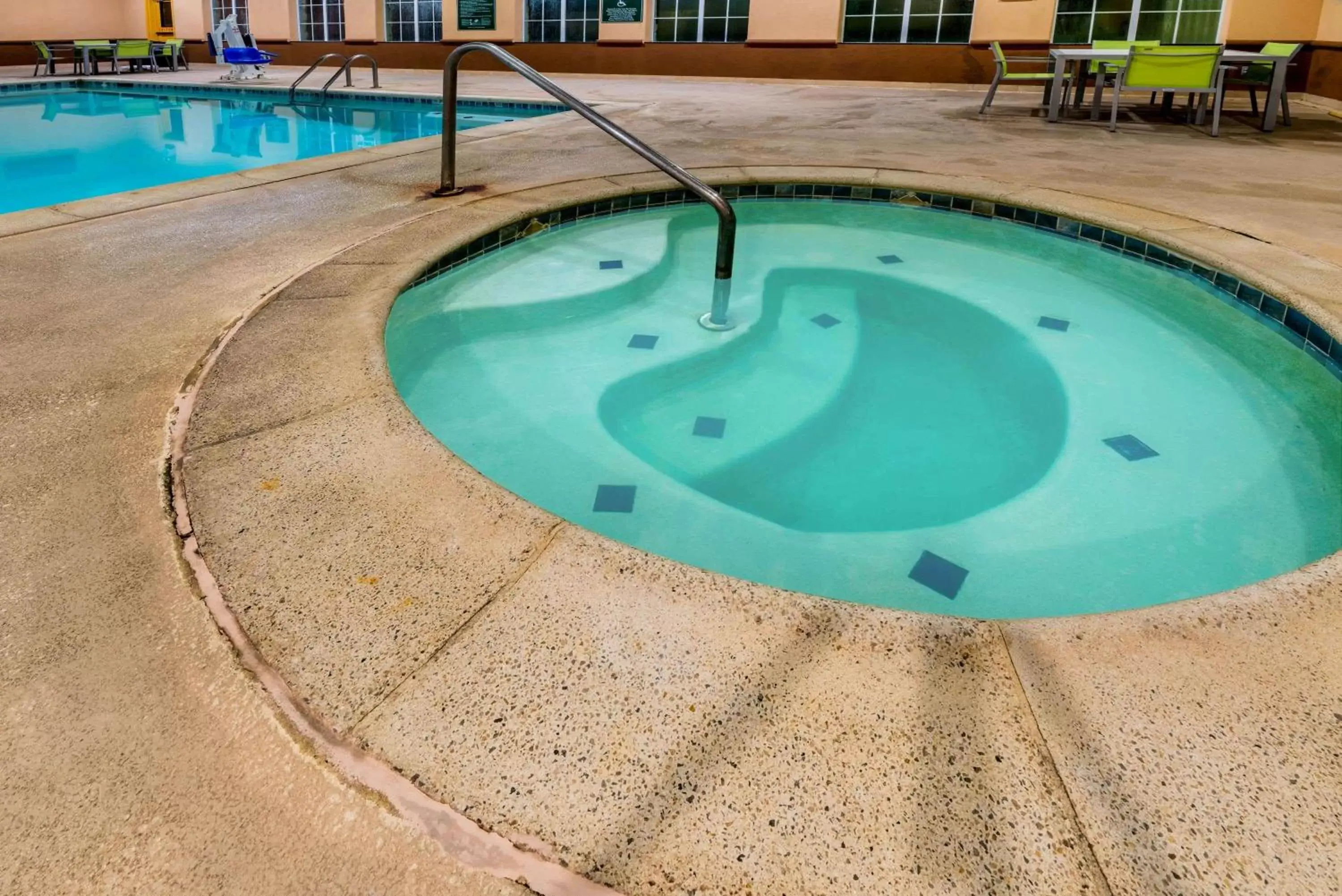 Hot Tub, Swimming Pool in La Quinta by Wyndham DFW Airport West - Bedford