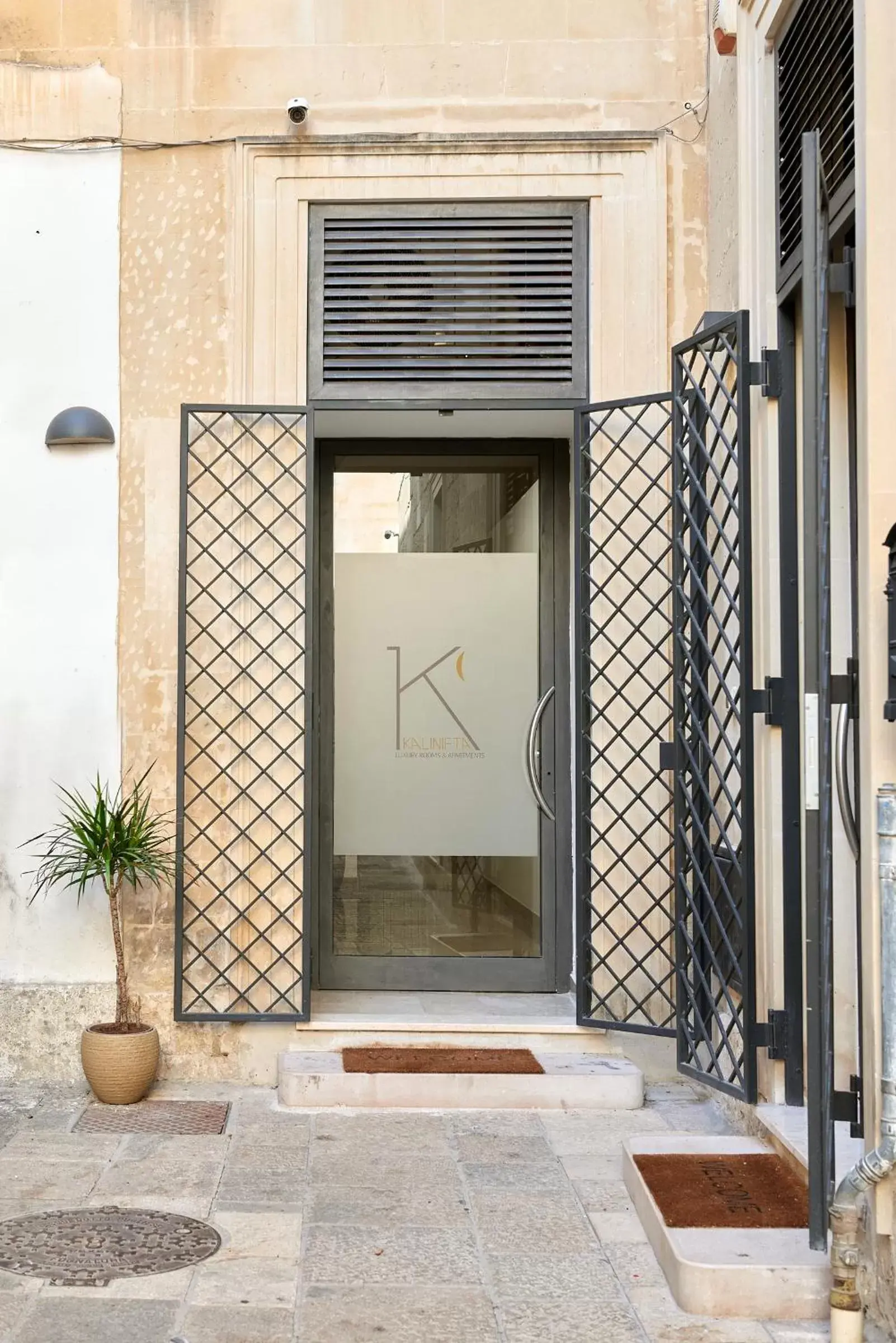 Facade/Entrance in Kalinifta - Jacuzzi & Suites SIT