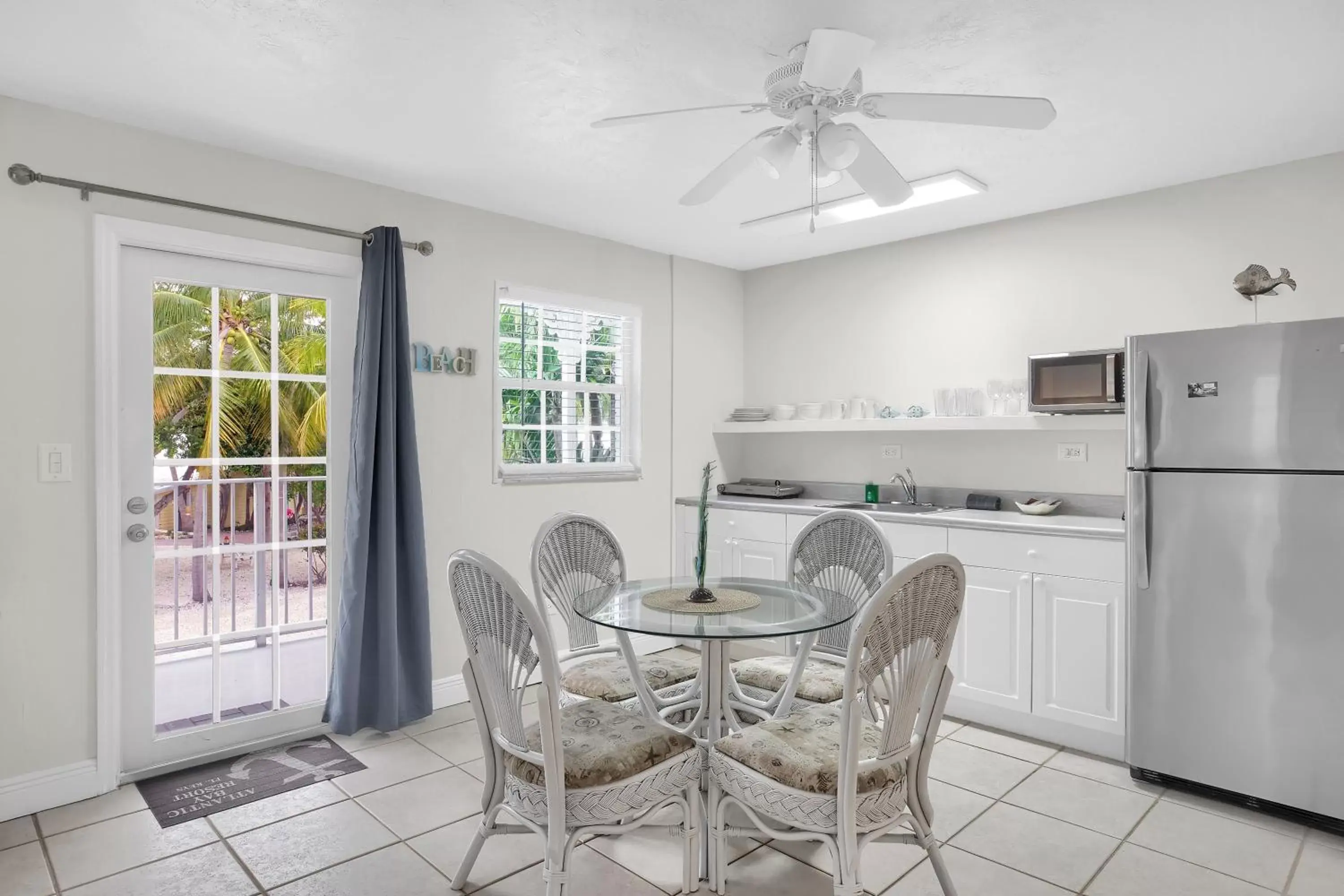 Kitchen or kitchenette, Dining Area in Atlantic Bay Resort