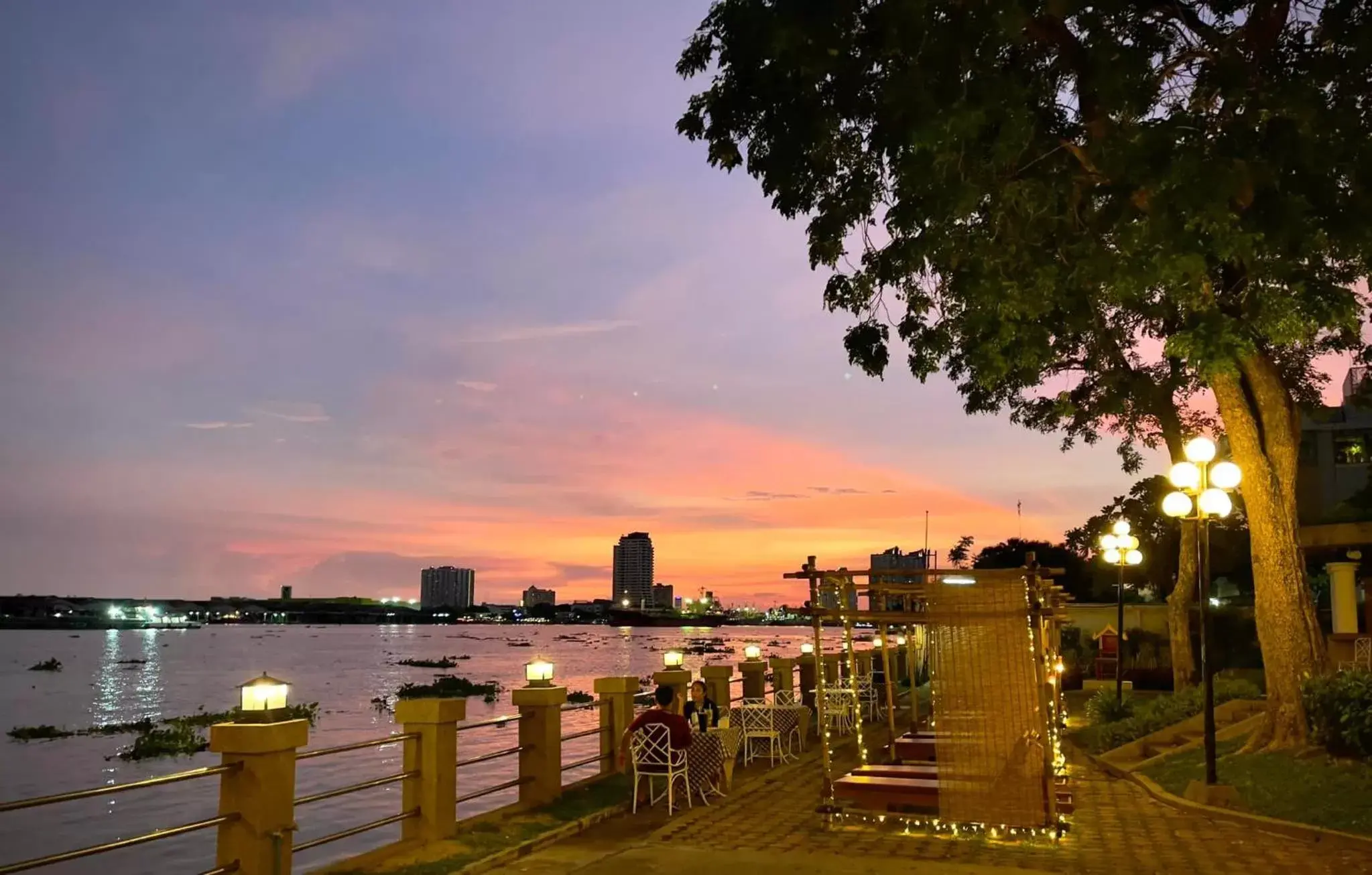 Restaurant/places to eat in Montien Riverside Hotel Bangkok