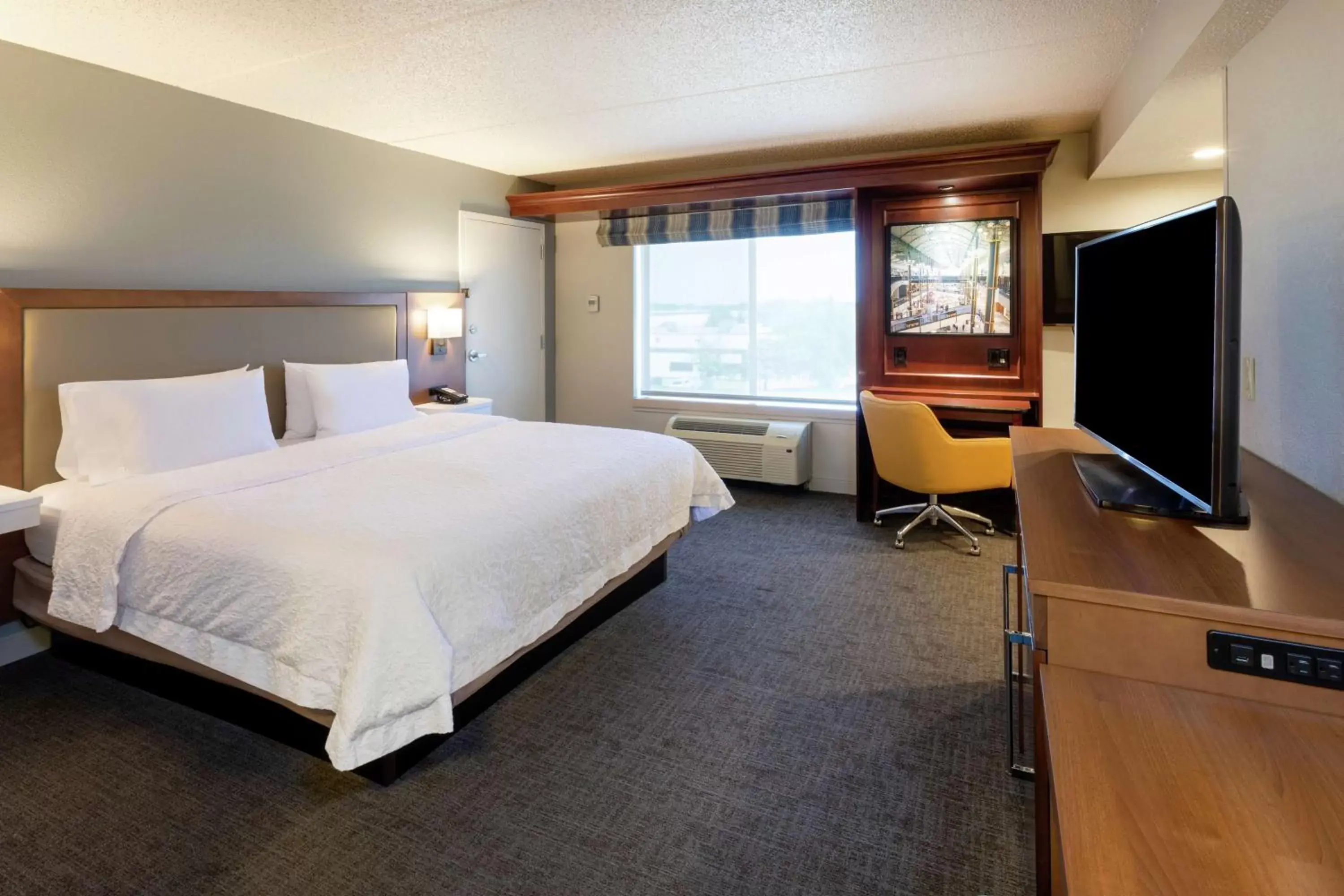 Bedroom, Bed in Hampton Inn Minneapolis/Eagan