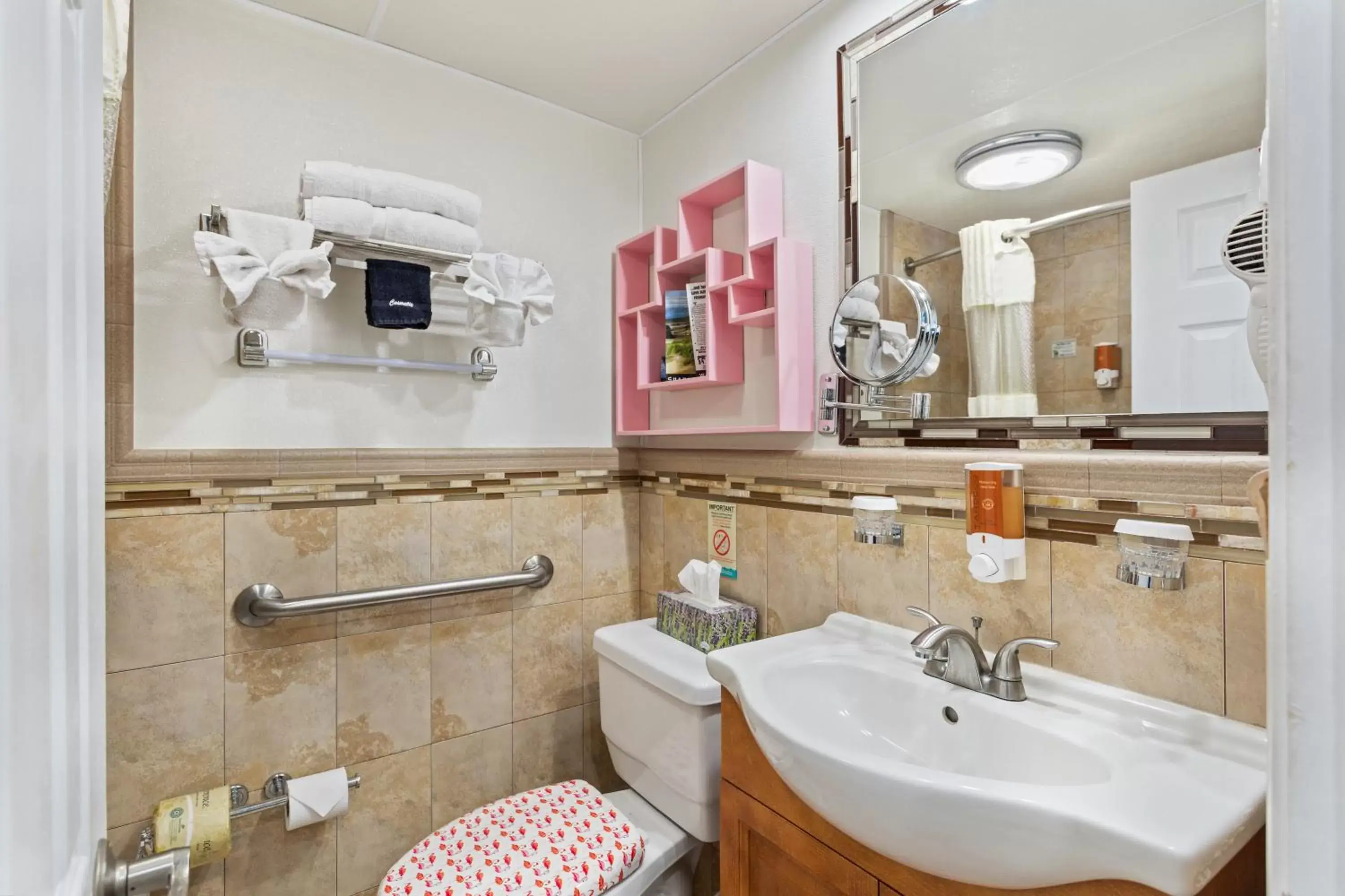 Shower, Bathroom in Plaza Beach Hotel - Beachfront Resort