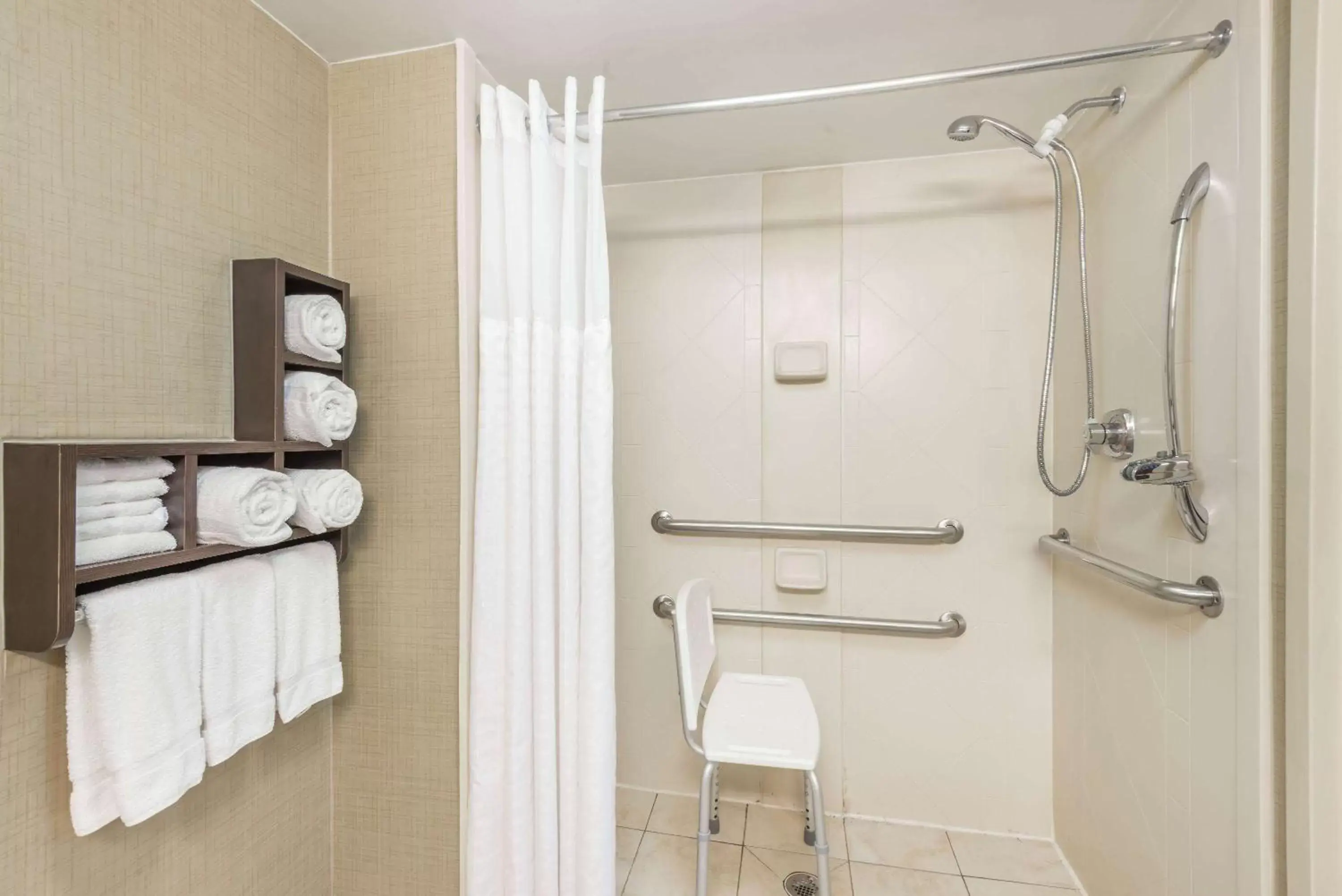 Shower, Bathroom in Wingate by Wyndham Springfield