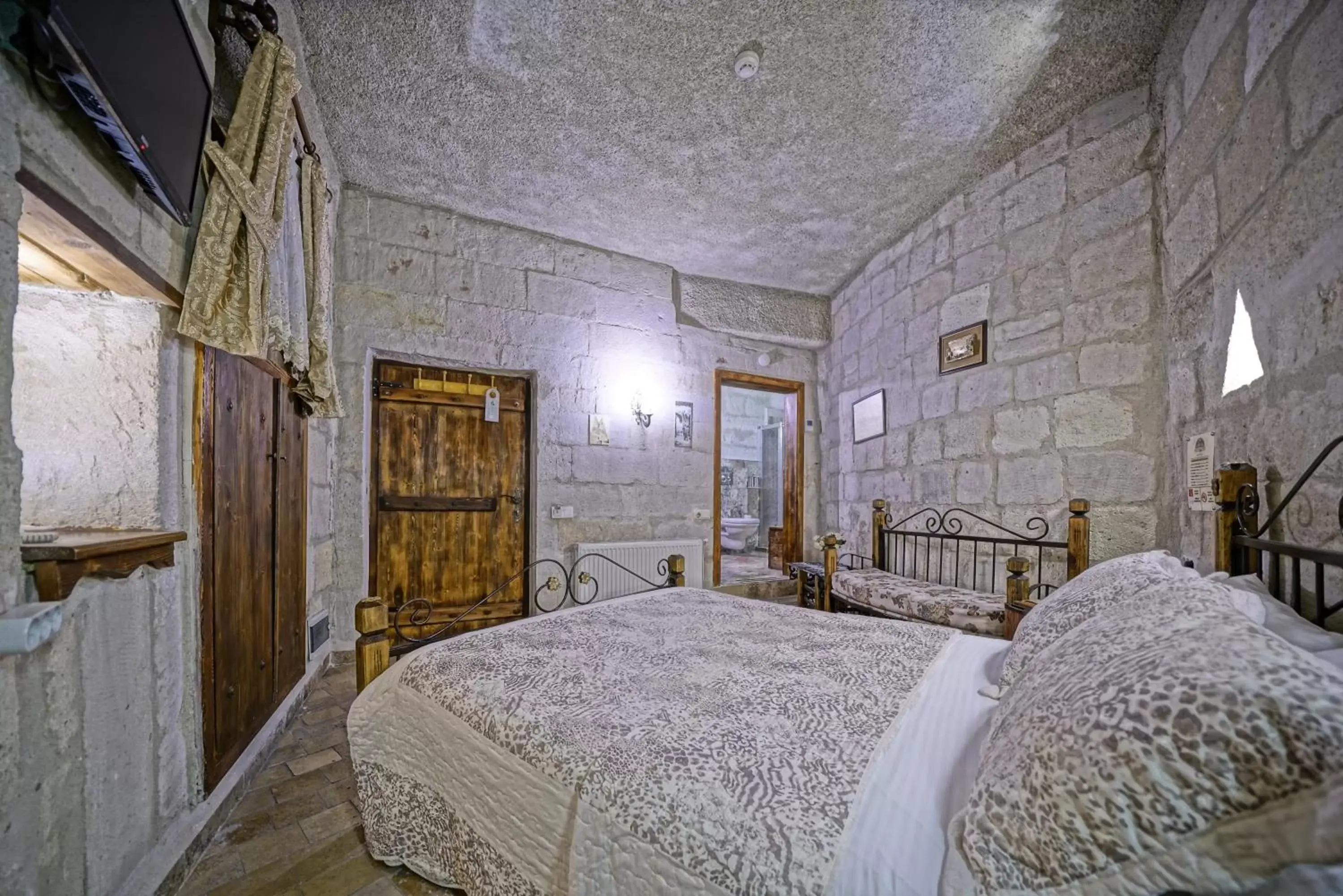 Photo of the whole room, Bed in Maccan Cave Hotel