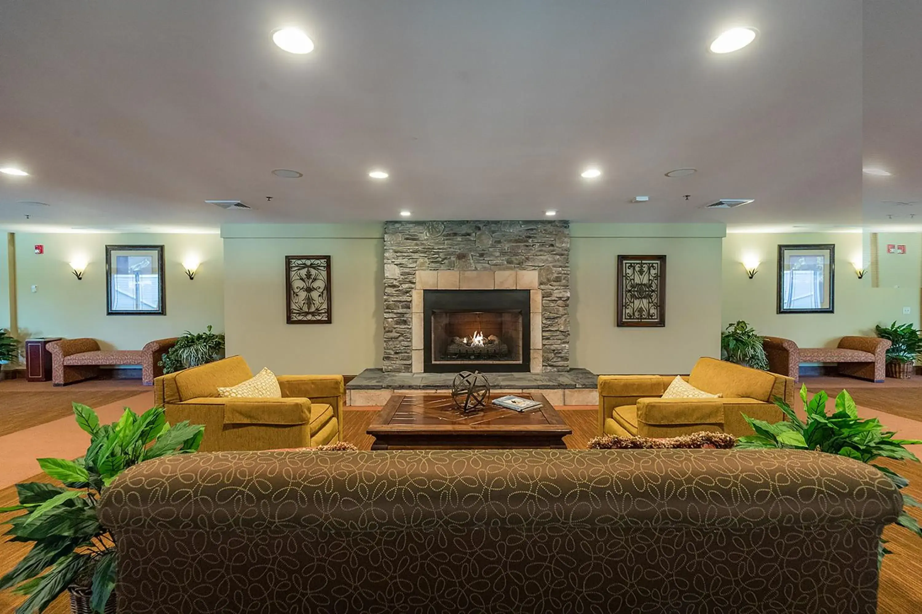 Communal lounge/ TV room, Lobby/Reception in Berkshire Mountain Lodge