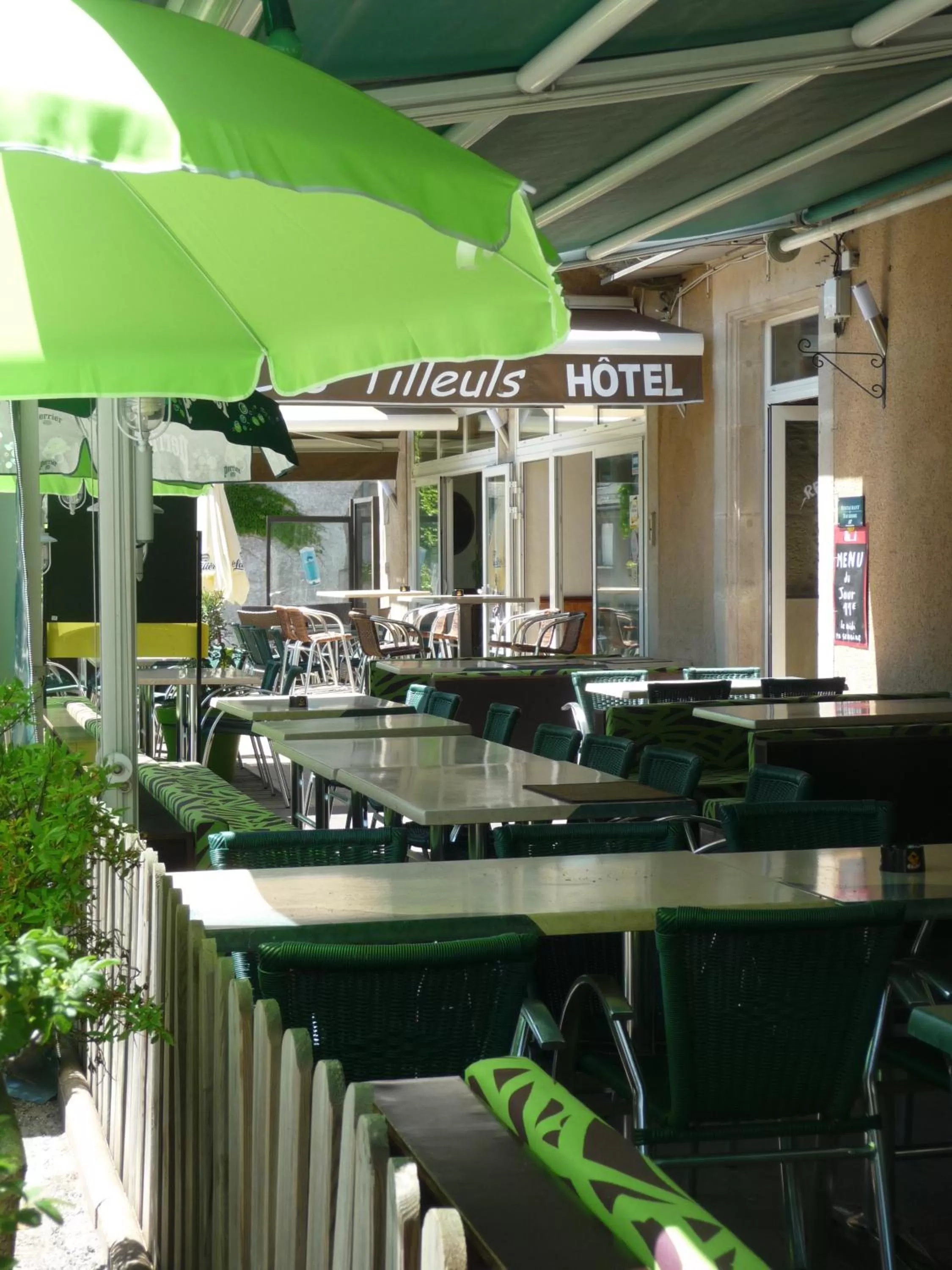 Bathroom in Hôtel Les Tilleuls de Pareloup à Salles-Curan