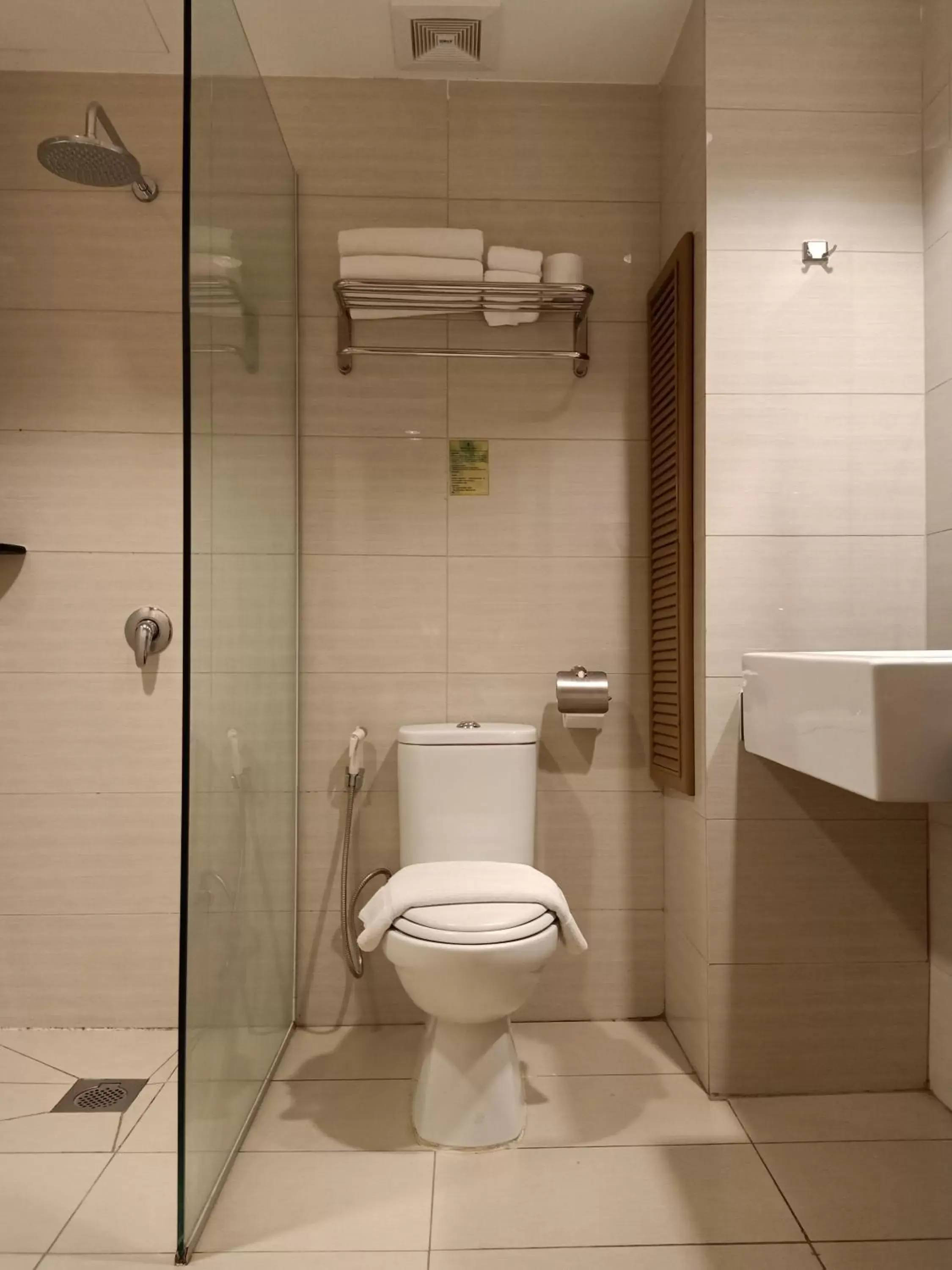 Shower, Bathroom in Kinabalu Daya Hotel
