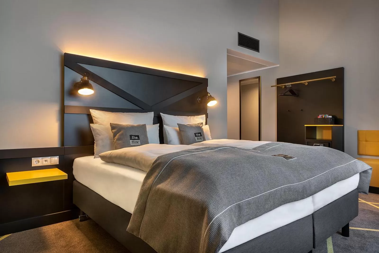 Bedroom, Bed in Holiday Inn - the niu, Fury Aschheim Messe by IHG