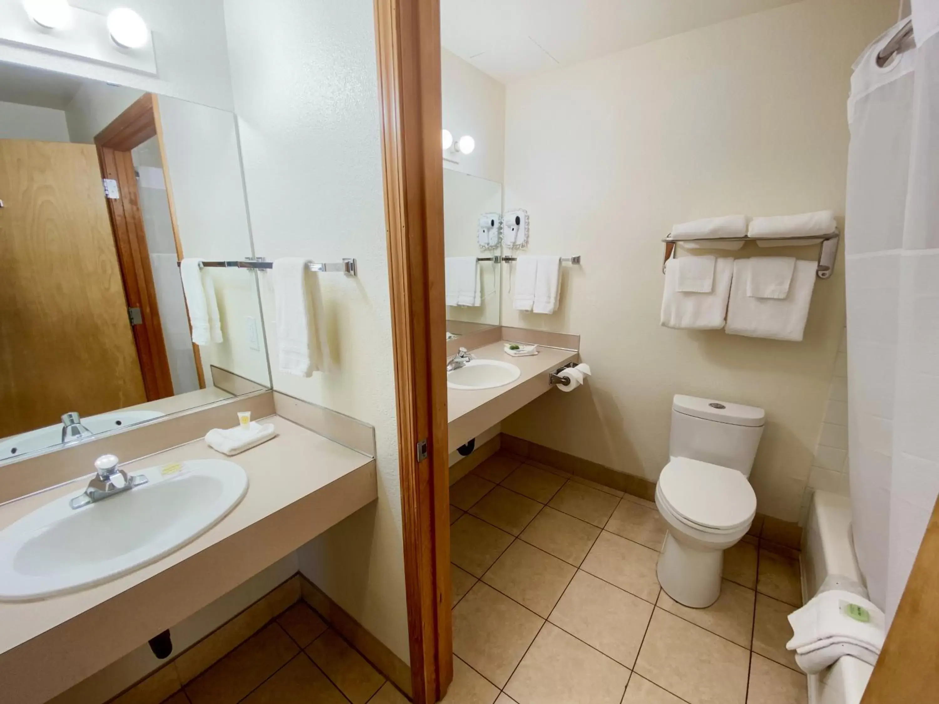 Bathroom in Sisters Inn & Suites