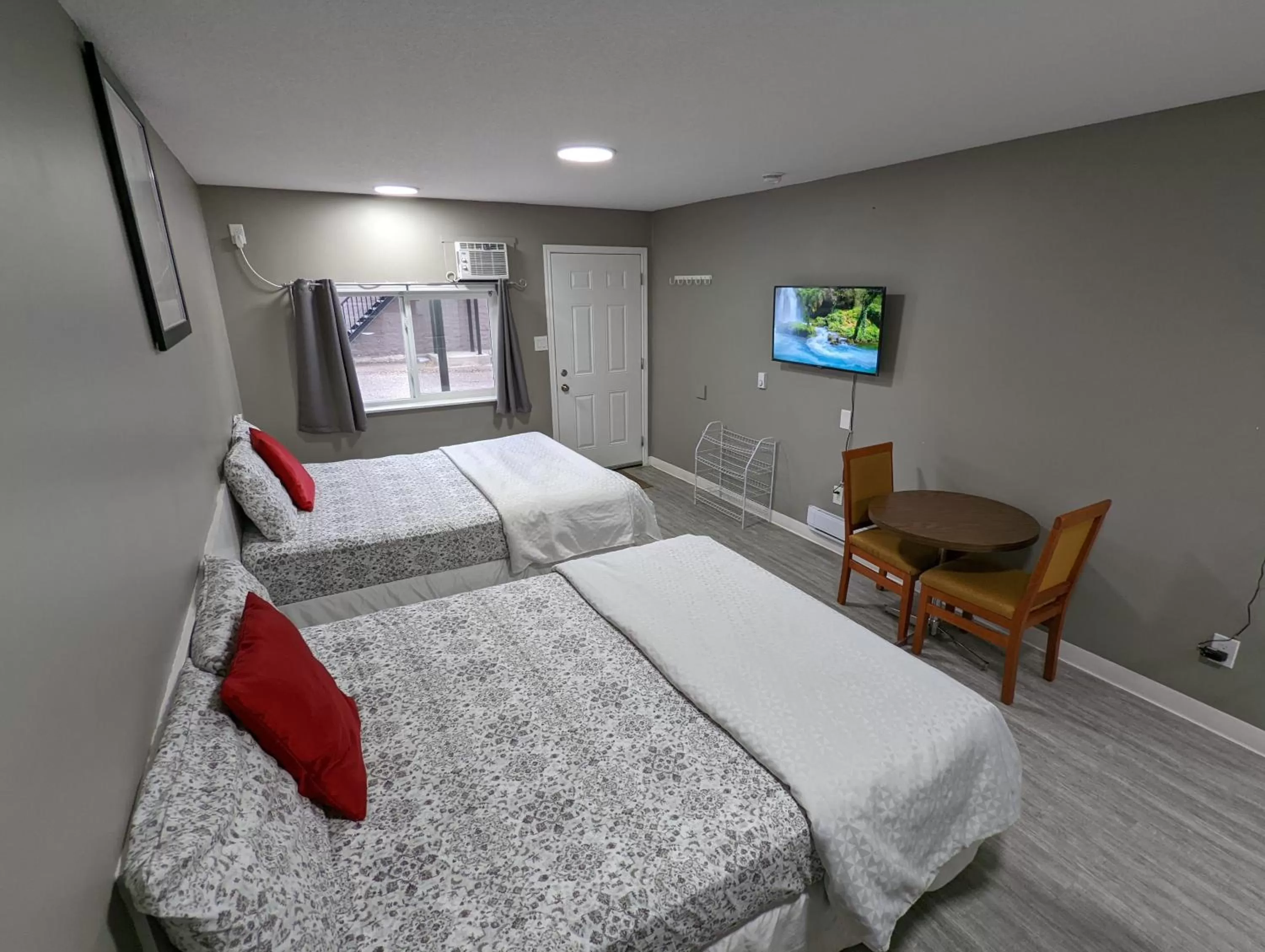 TV and multimedia, Bed in Riverside Motel & Suites