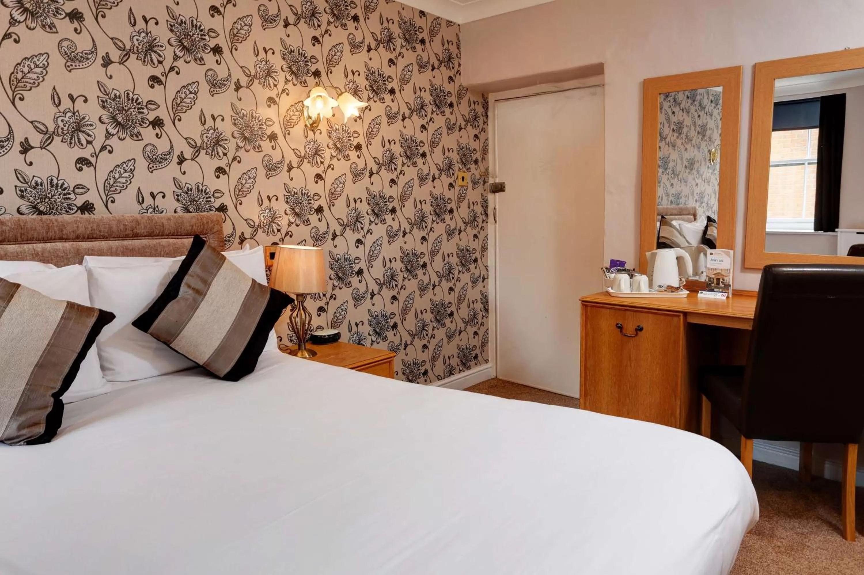 Photo of the whole room, Bed in Best Western The George Hotel, Swaffham