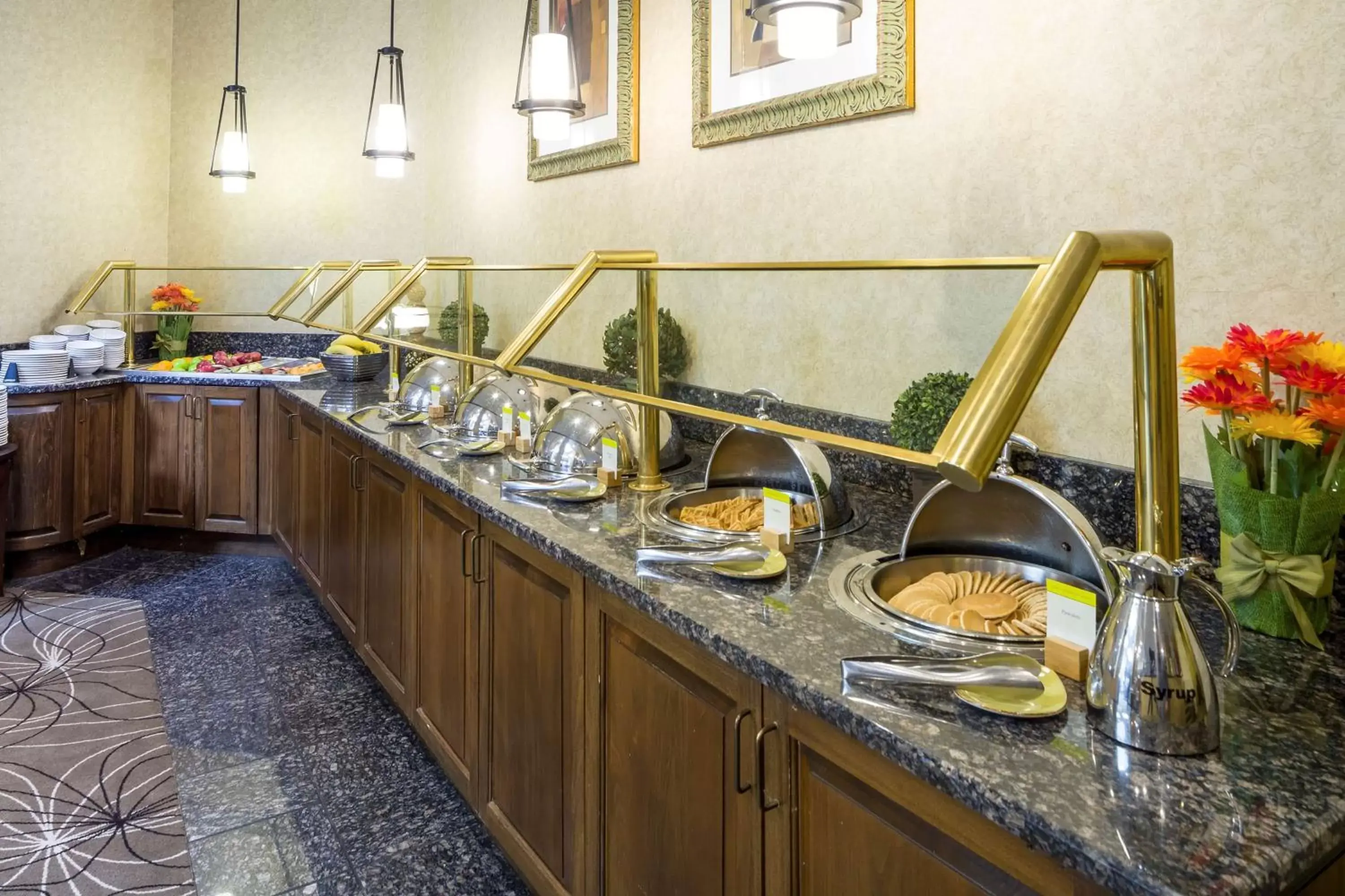 Dining area in DoubleTree by Hilton Boston-Milford