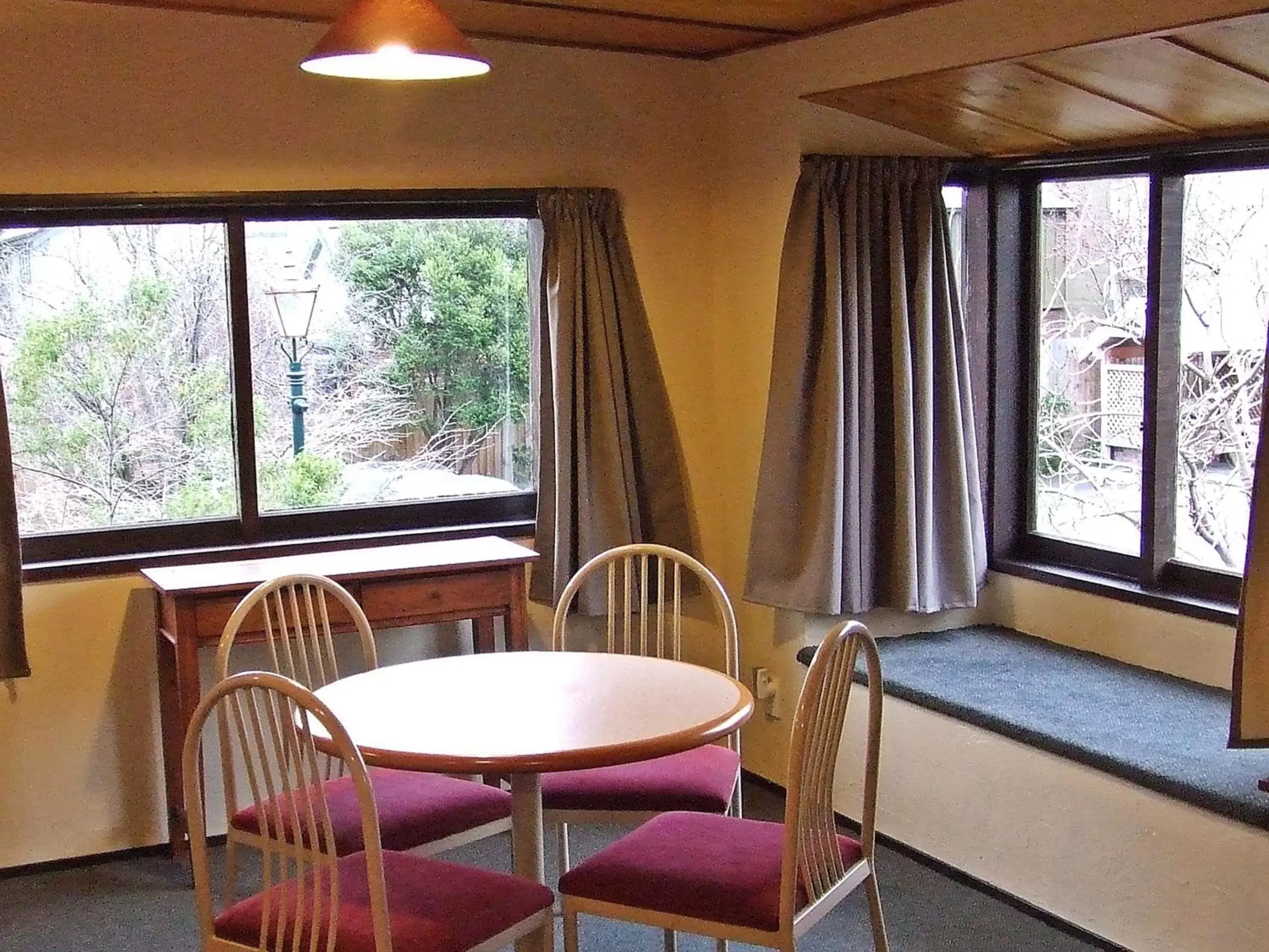 Living room, Dining Area in Woodlands Motels And Apartments