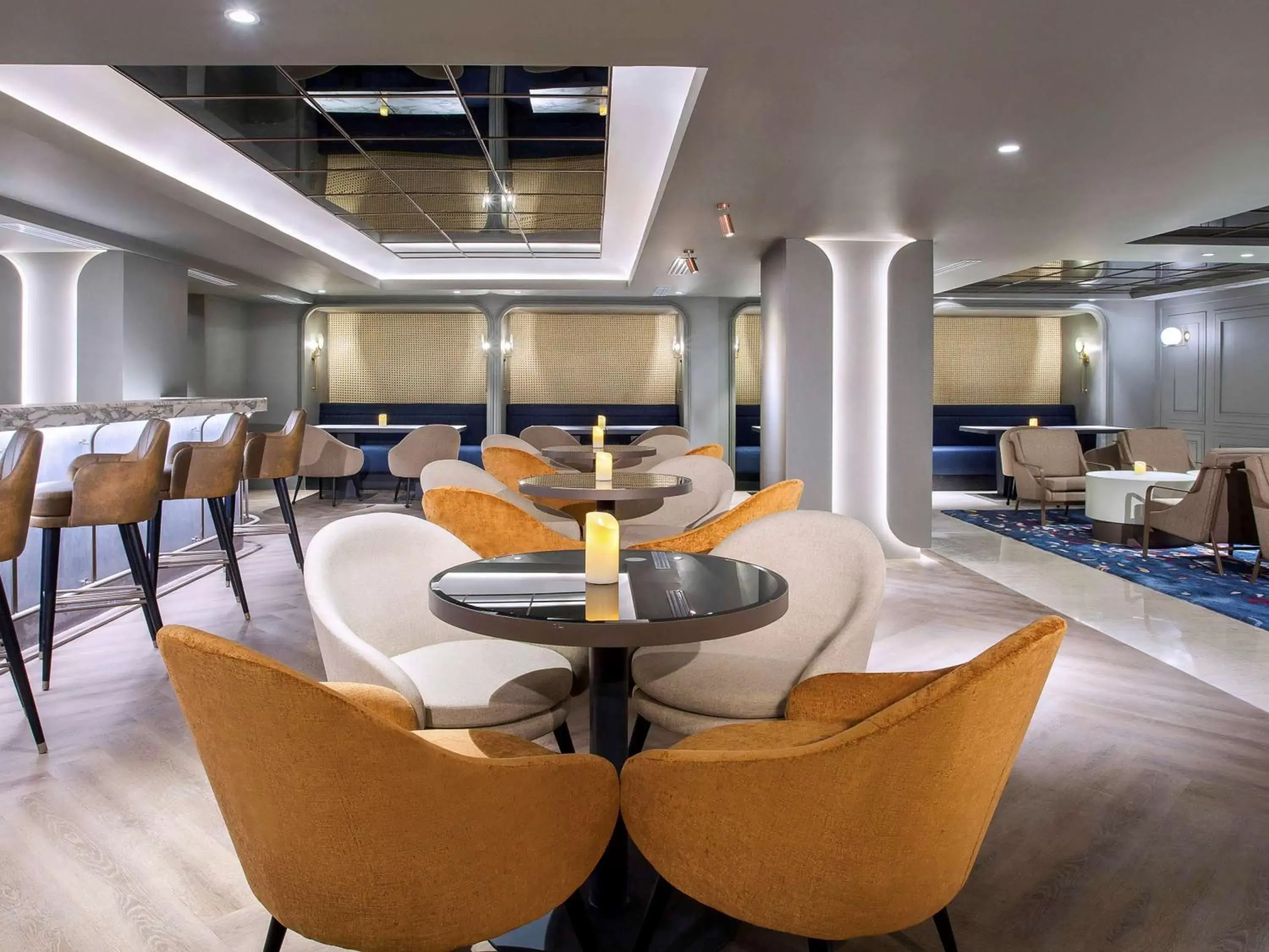 Lounge or bar, Restaurant/Places to Eat in Mercure Jakarta Batavia