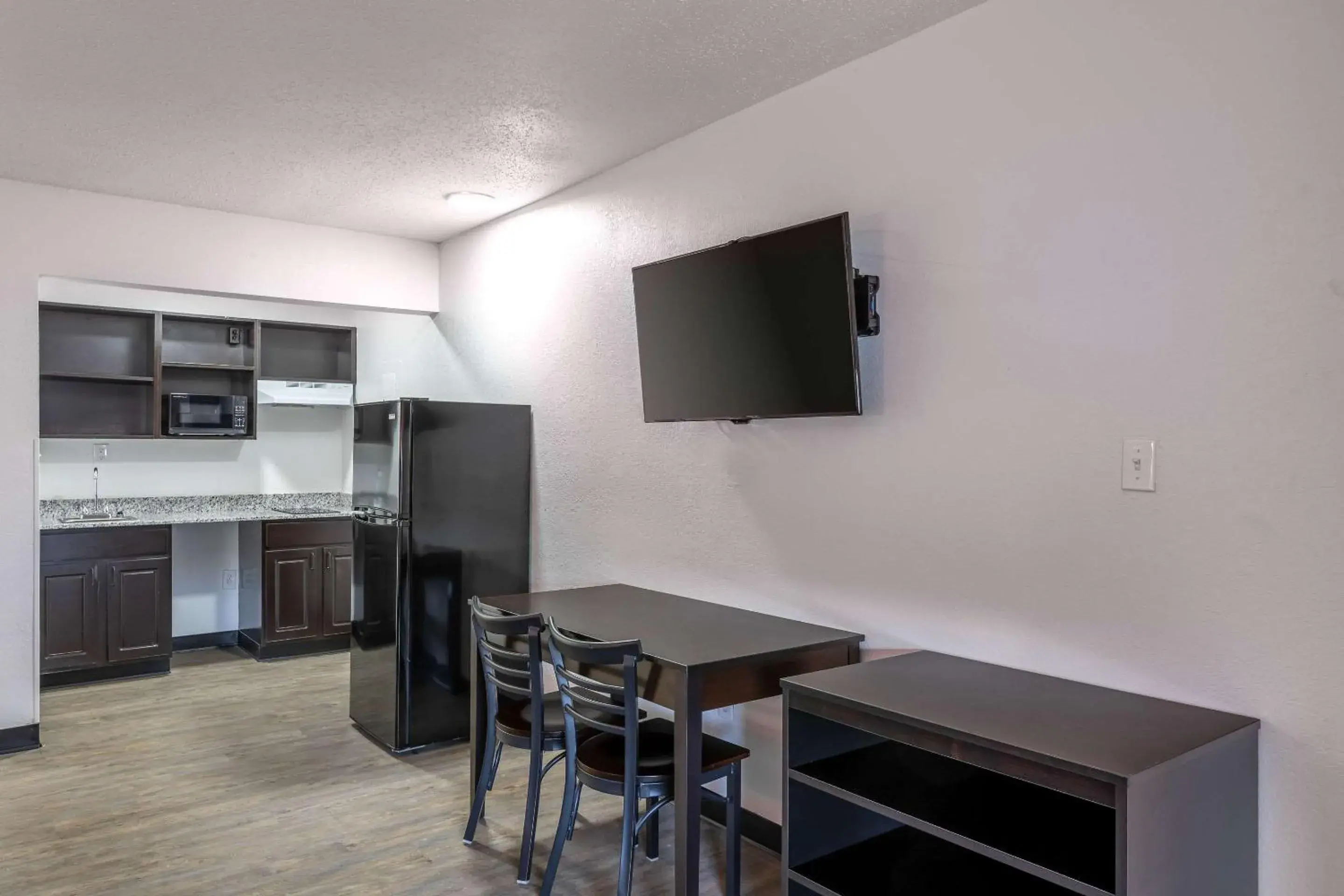 Kitchen or kitchenette, TV/Entertainment Center in Suburban Studios