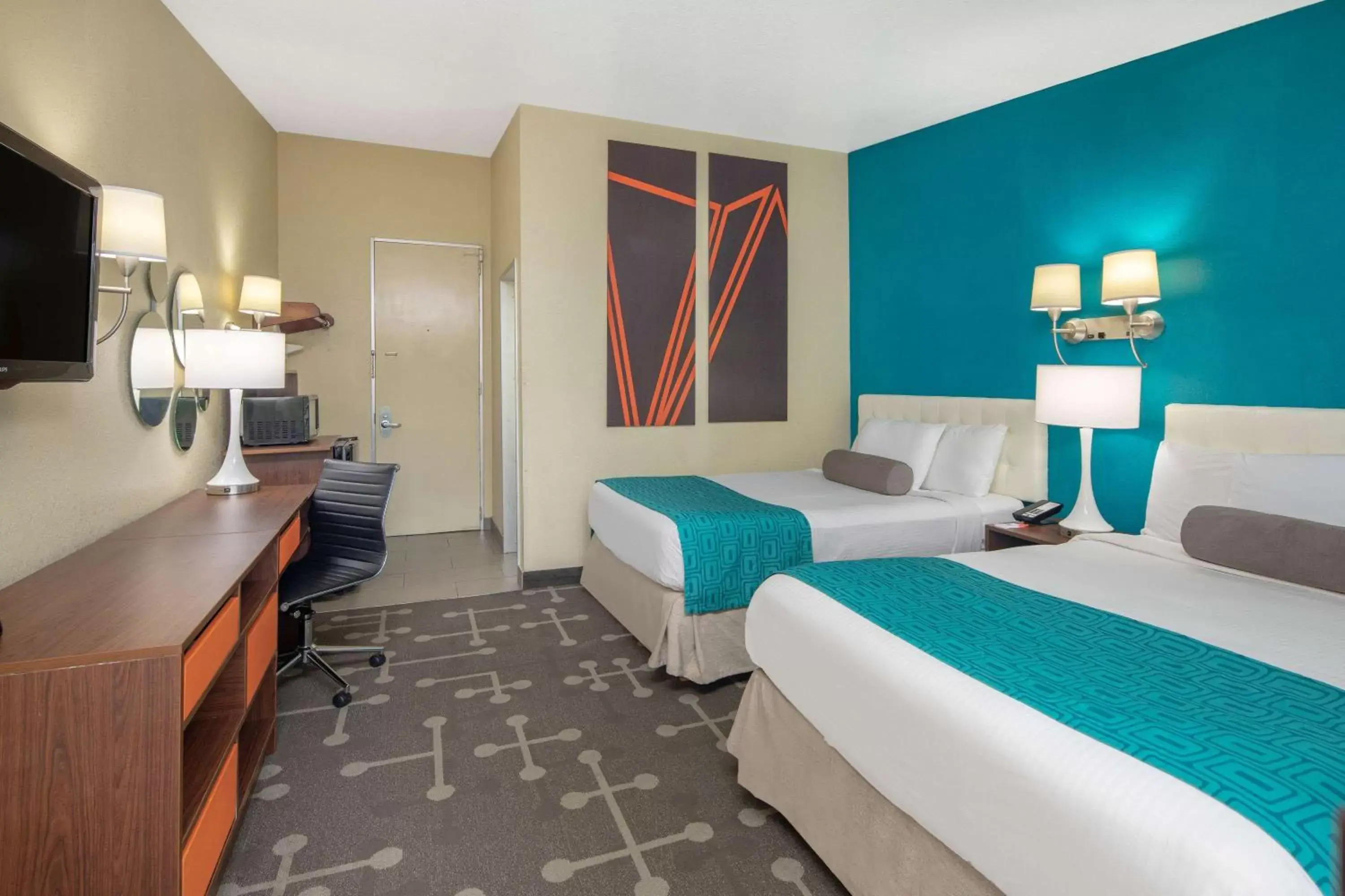 Photo of the whole room, Bed in Howard Johnson by Wyndham Athens