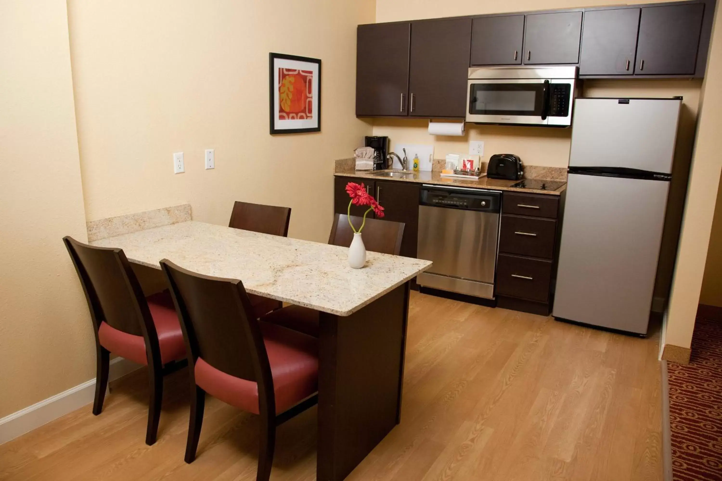 Kitchen or kitchenette, Dining Area in TownePlace Suites by Marriott Lake Jackson Clute