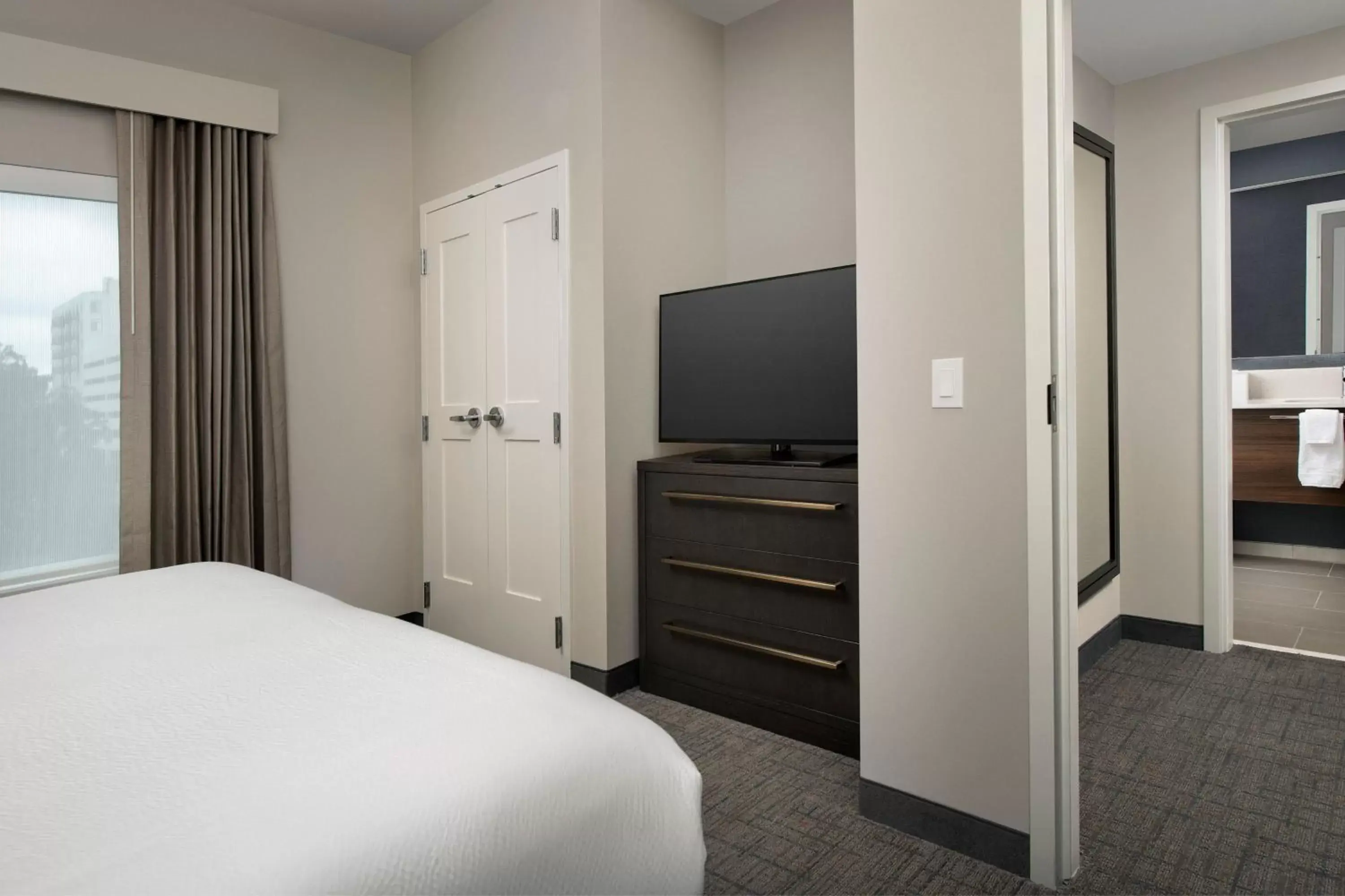 Bedroom, TV/Entertainment Center in Residence Inn by Marriott Jacksonville Downtown