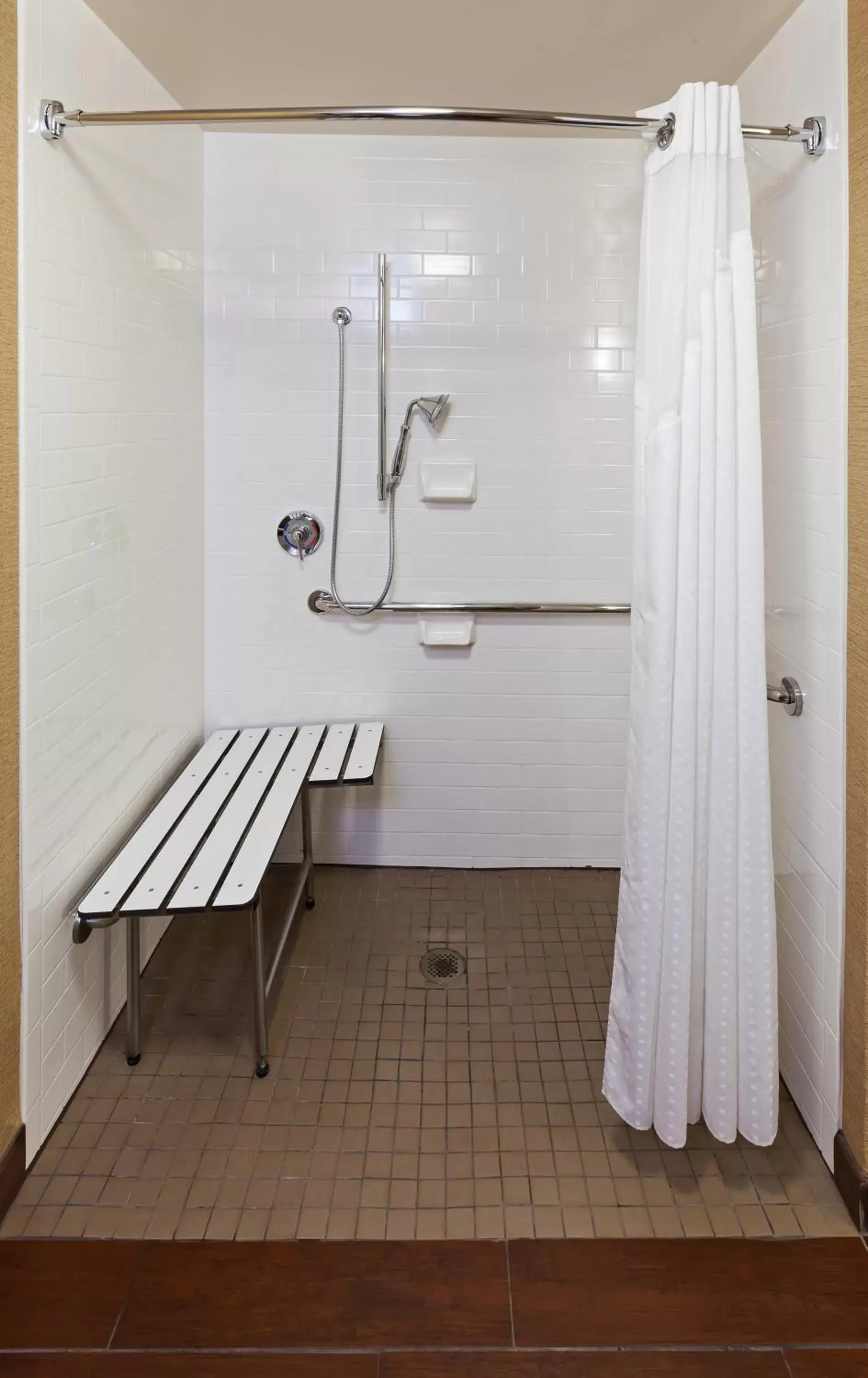 Shower, Bathroom in Holiday Inn Ardmore, an IHG Hotel