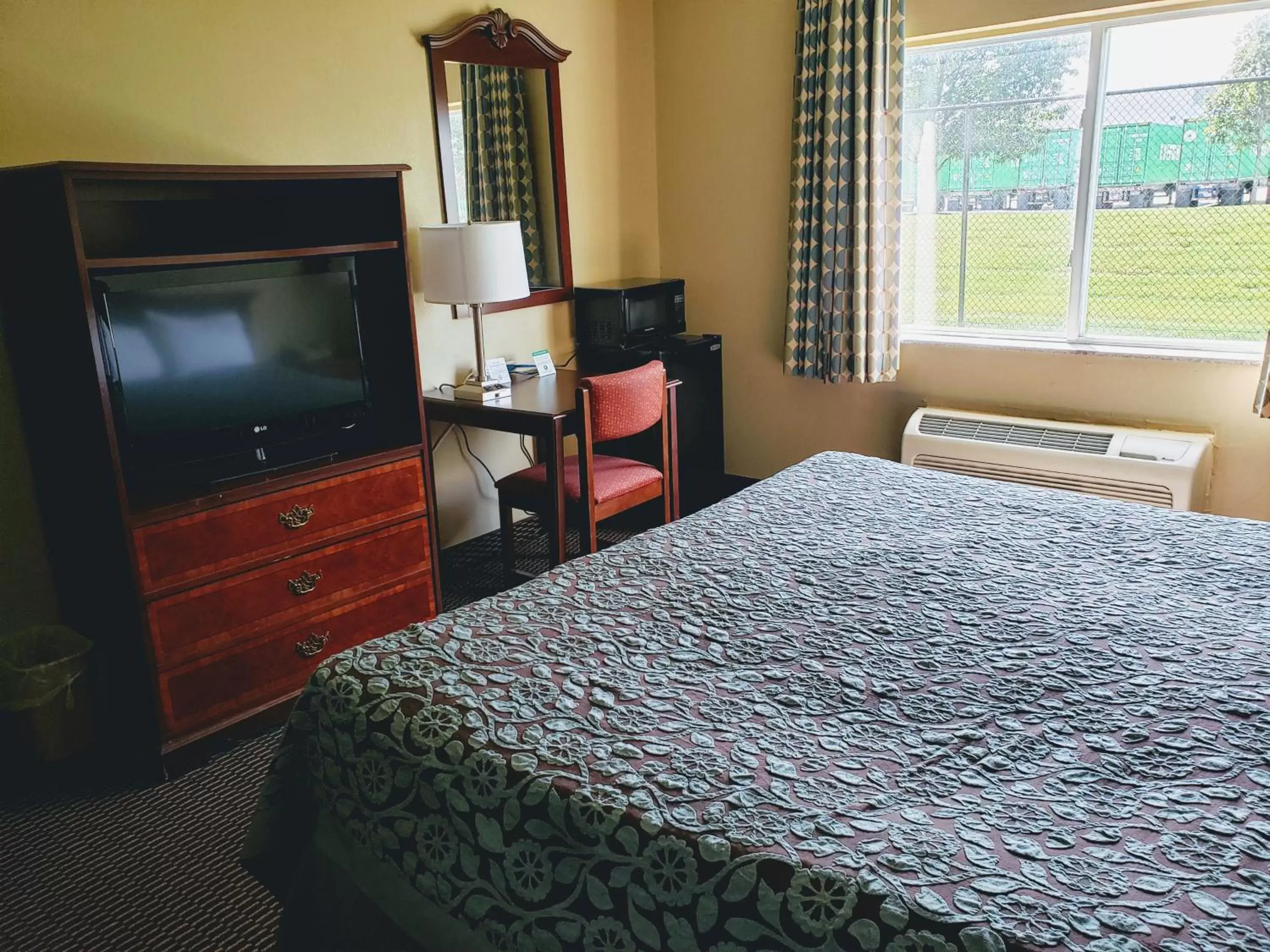 TV and multimedia, Bed in Days Inn & Suites by Wyndham of Morris