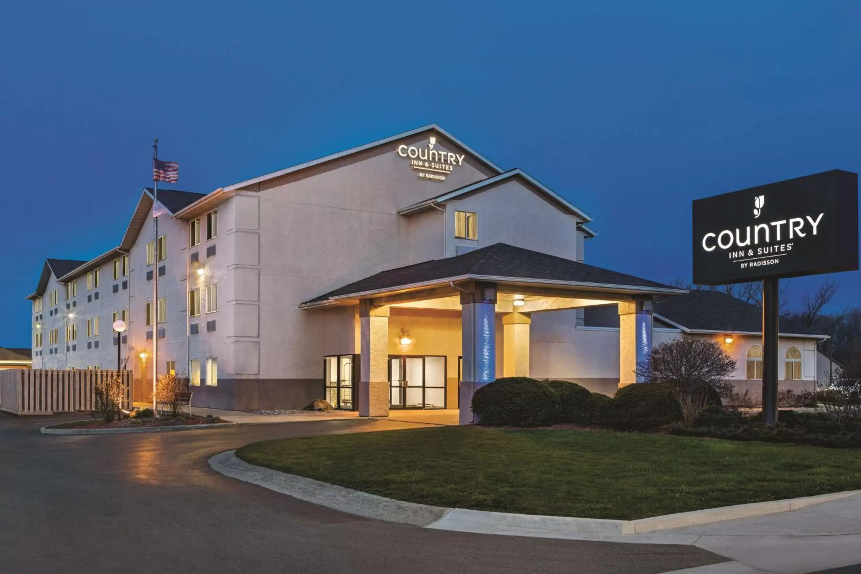 Property Building in Country Inn & Suites by Radisson, Auburn, IN