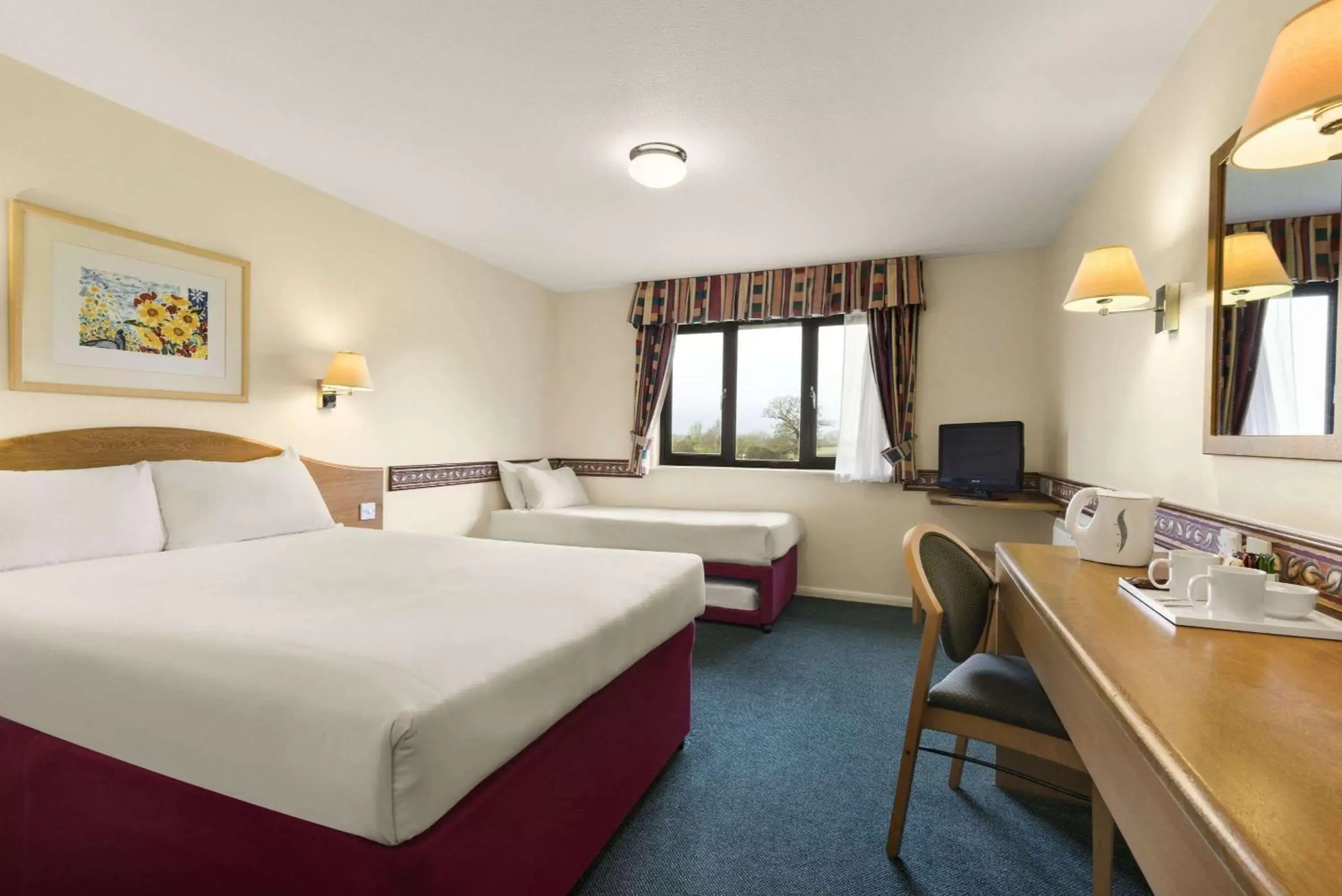 Photo of the whole room in Days Inn Michaelwood M5