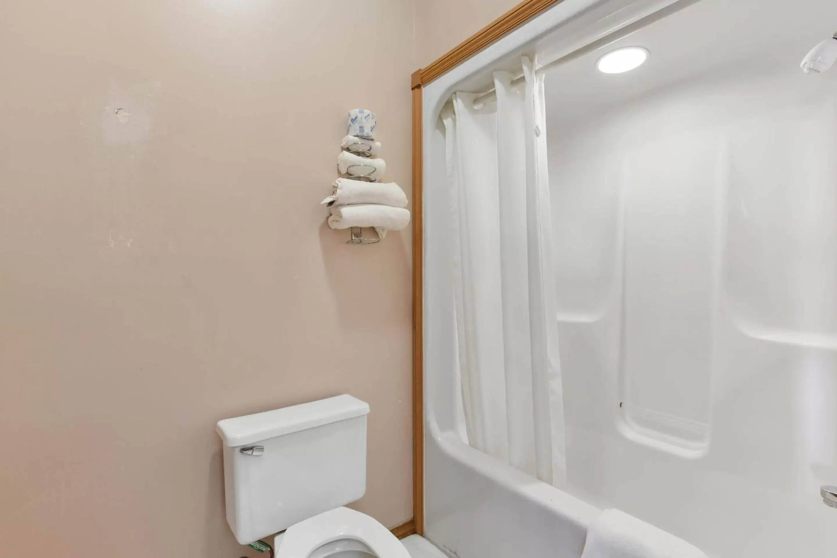 Bathroom in Casa Loma inn & Suites by OYO Davenport IA Near I-80