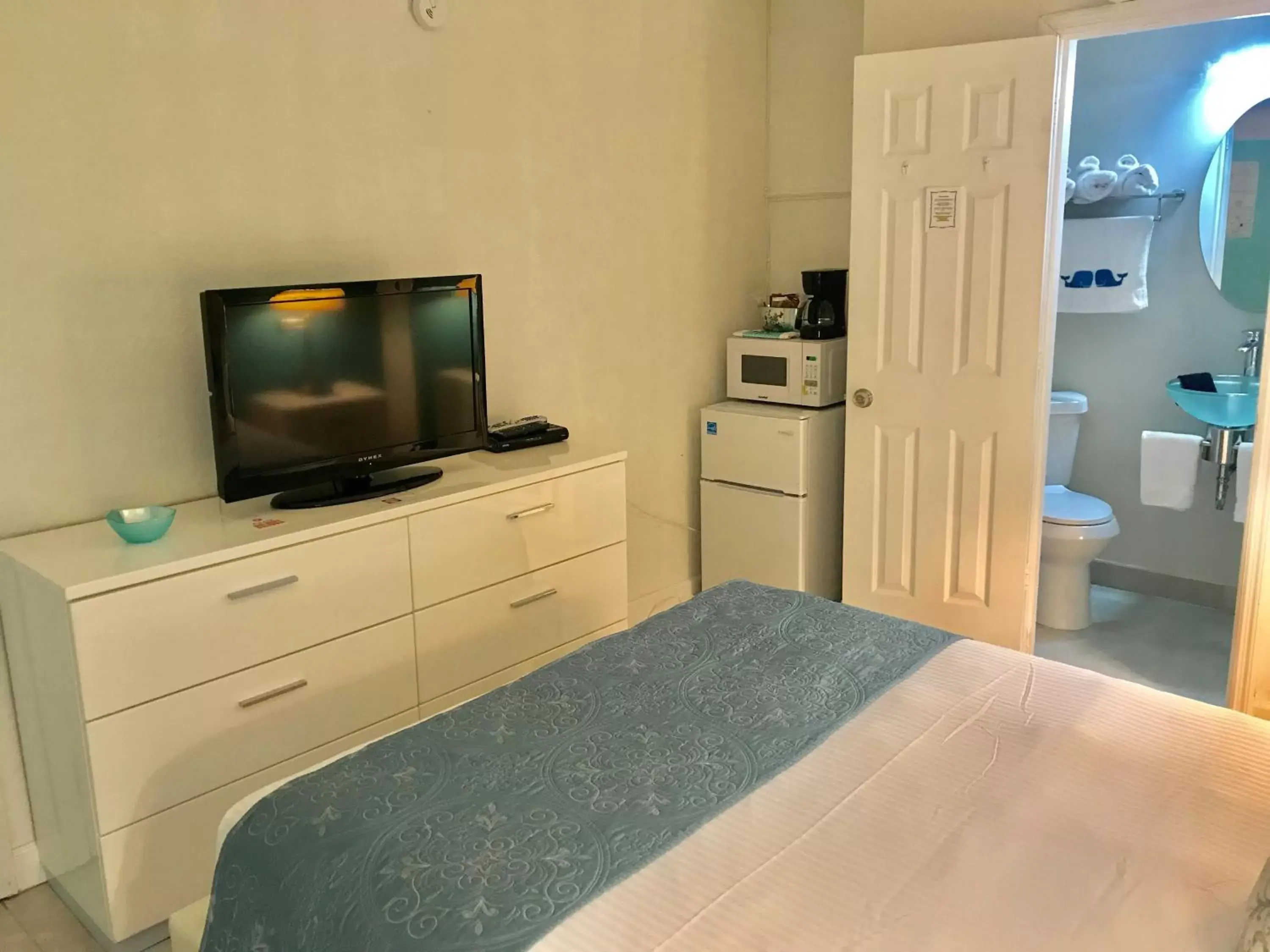 Bed, TV/Entertainment Center in Castle by the Sea Motel
