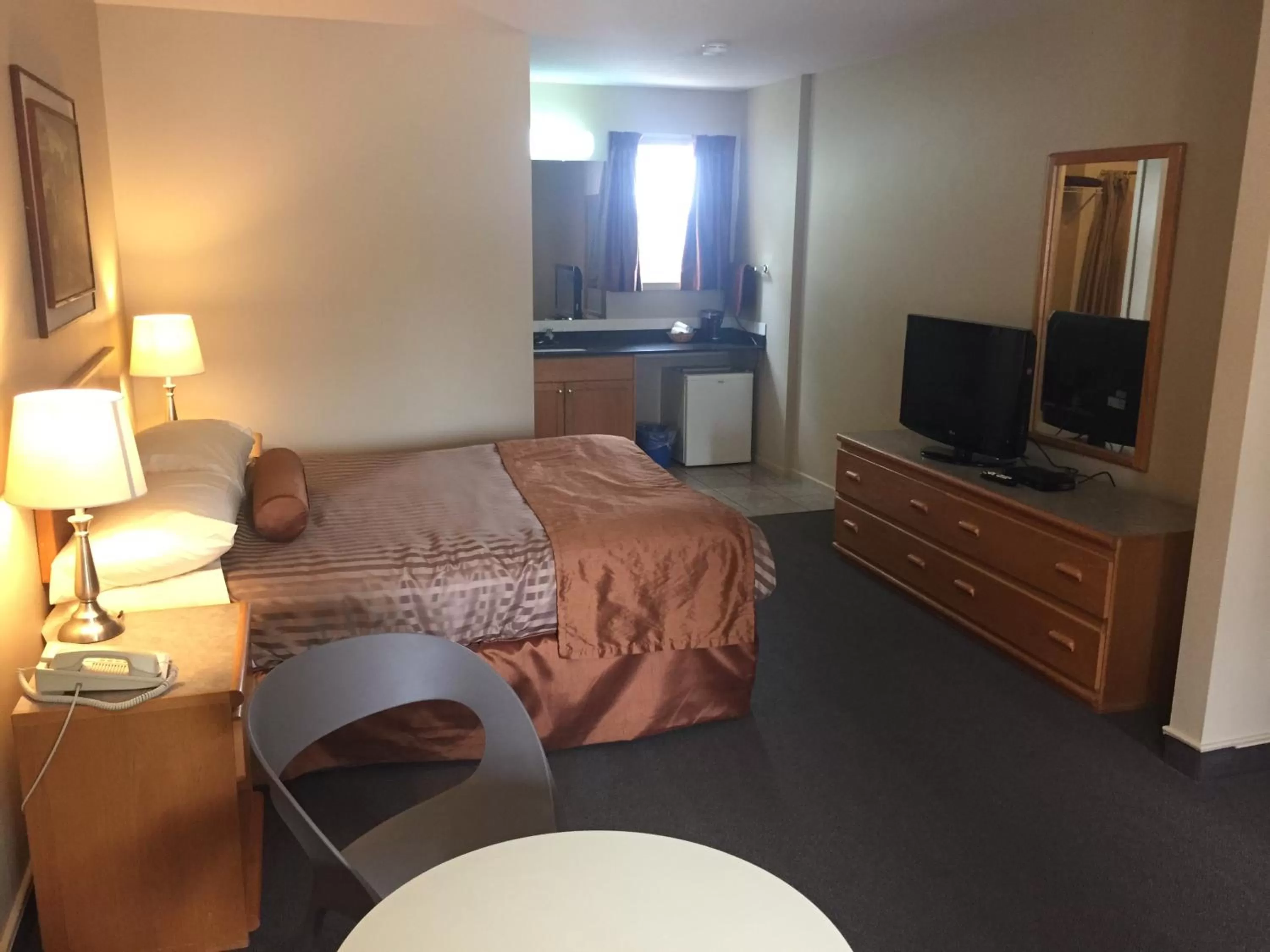 Communal lounge/ TV room in Avalon Inn