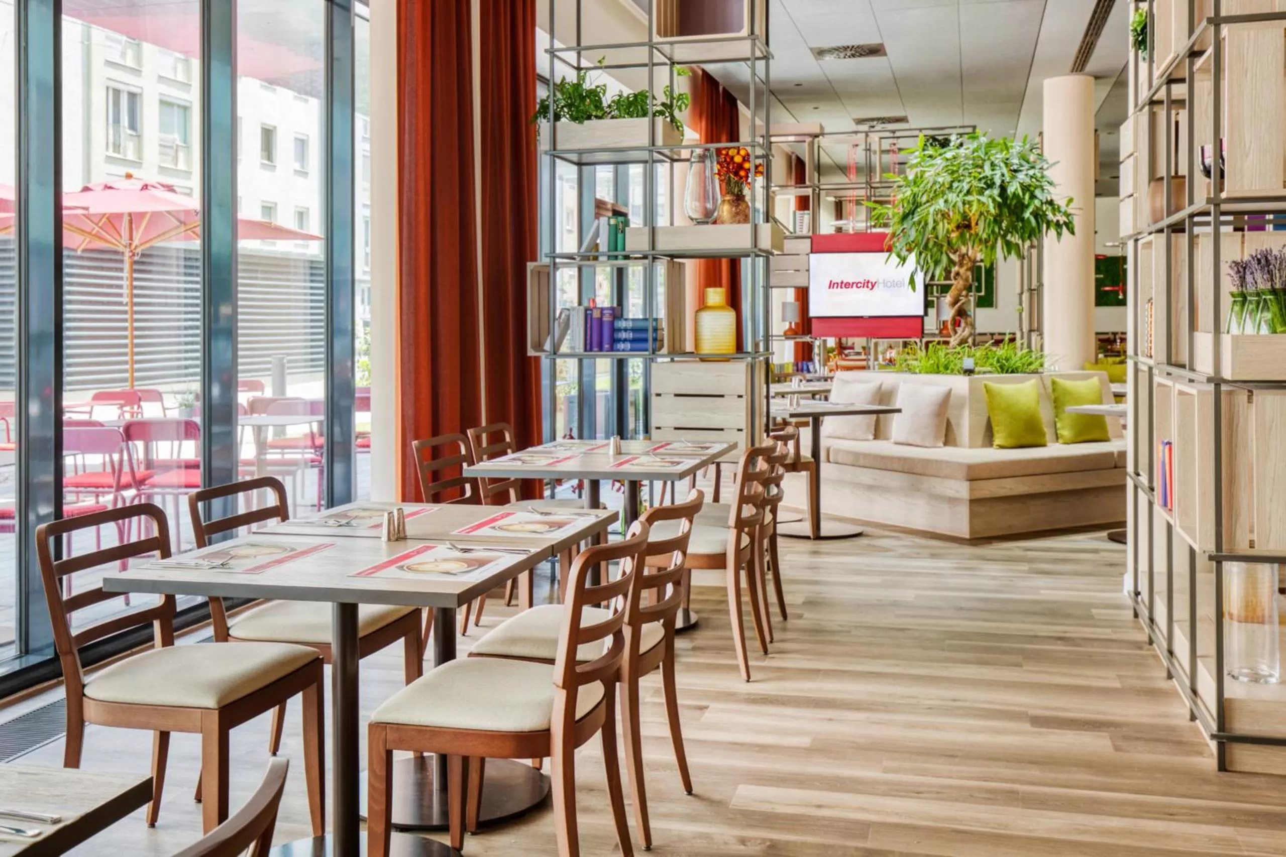 Restaurant/places to eat in IntercityHotel Graz