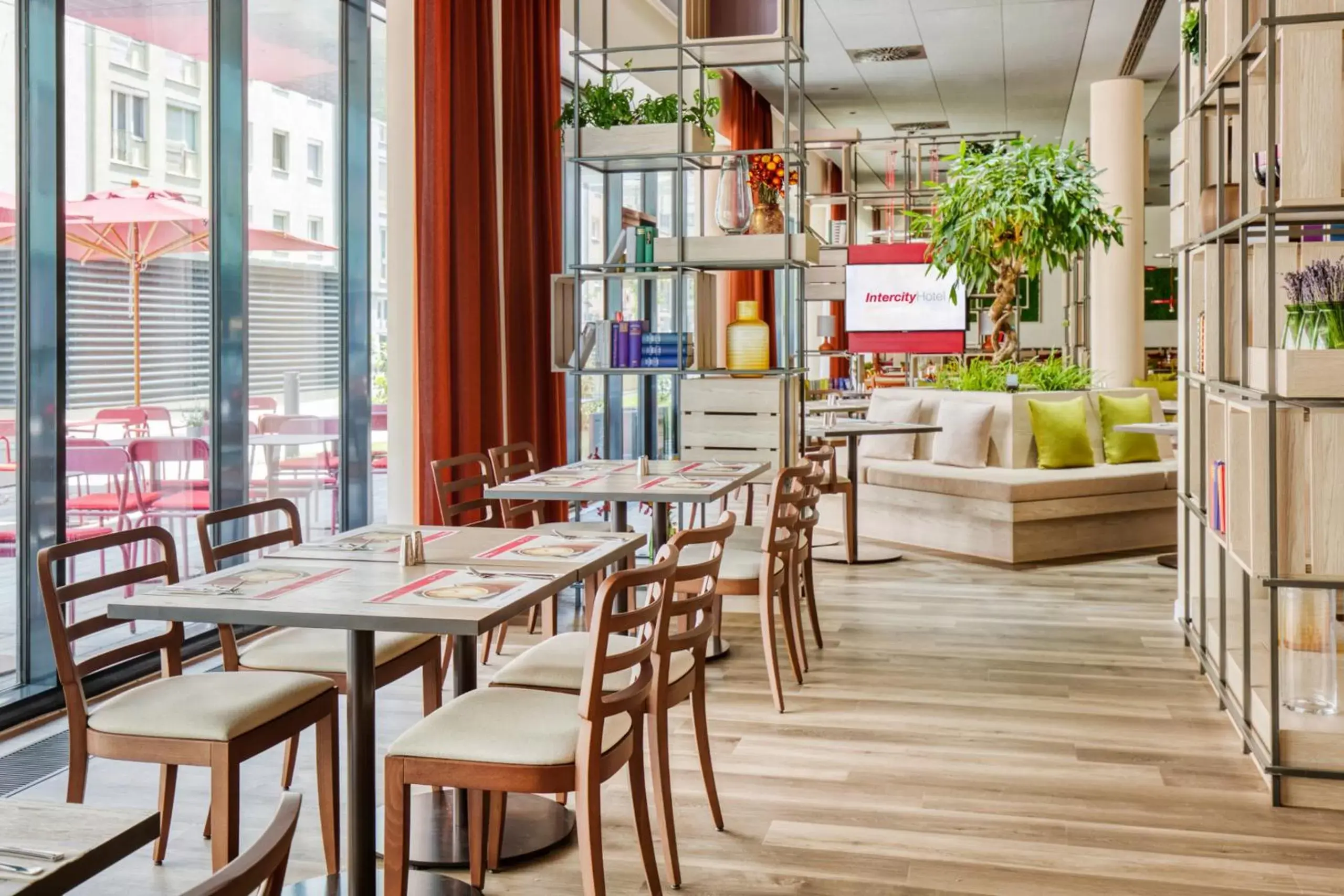 Restaurant/Places to Eat in IntercityHotel Graz