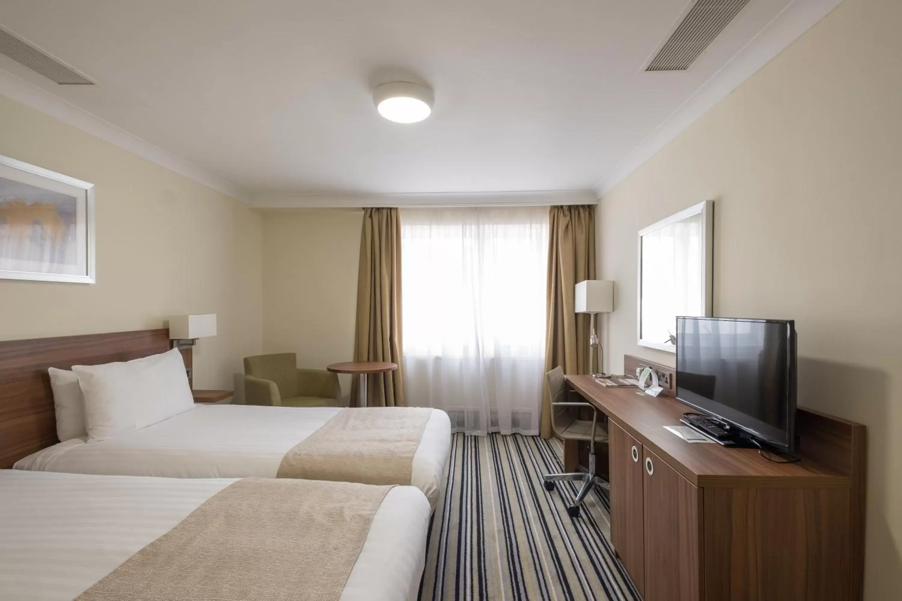 Bedroom, TV/Entertainment Center in Holiday Inn Swindon, an IHG Hotel