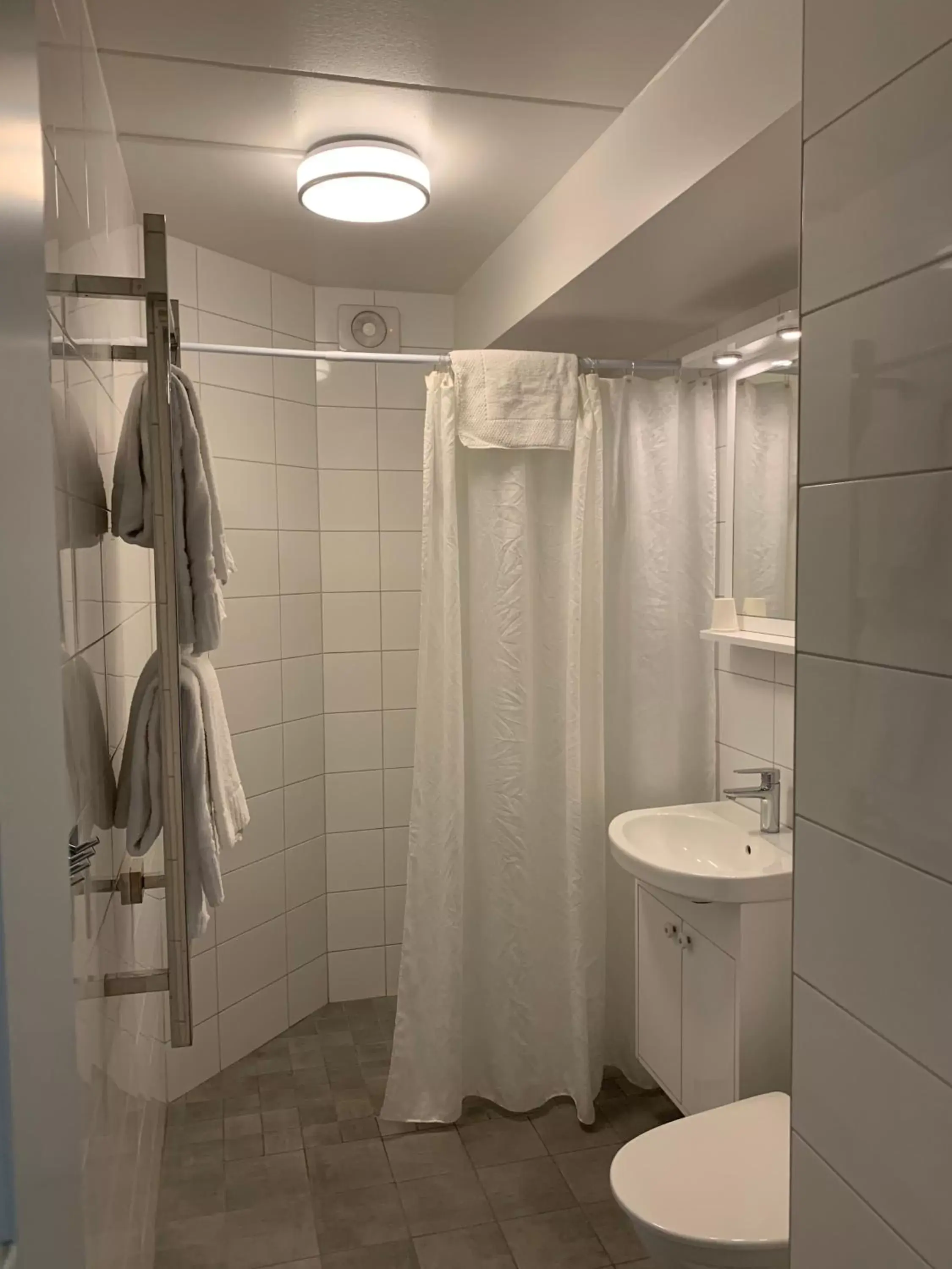 Bathroom in Nya Pallas Hotel
