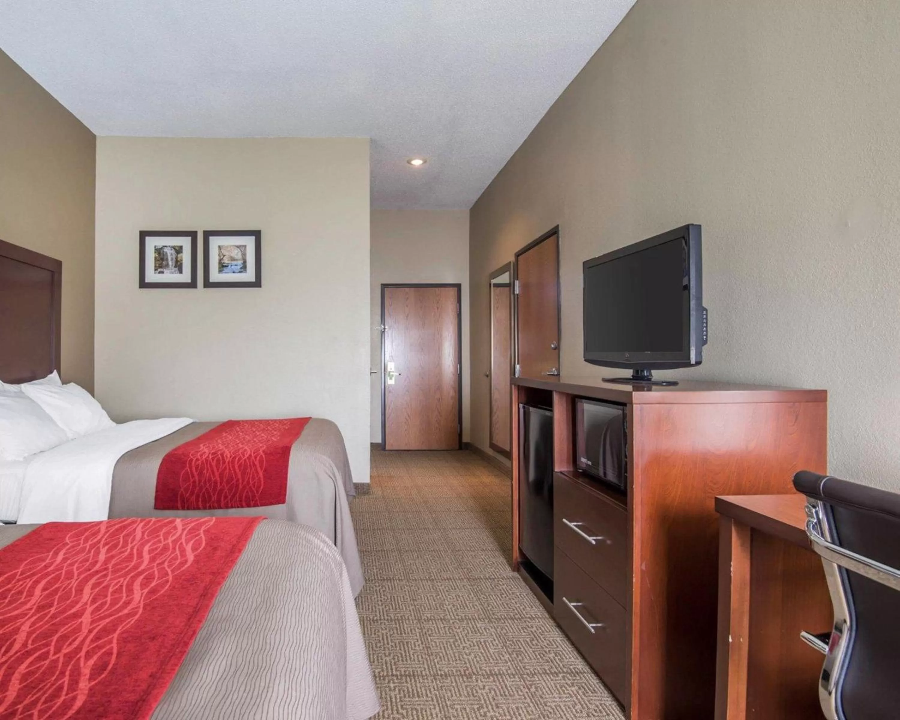 Queen Room with Two Queen Beds - Non-Smoking in Comfort Inn Grain Valley