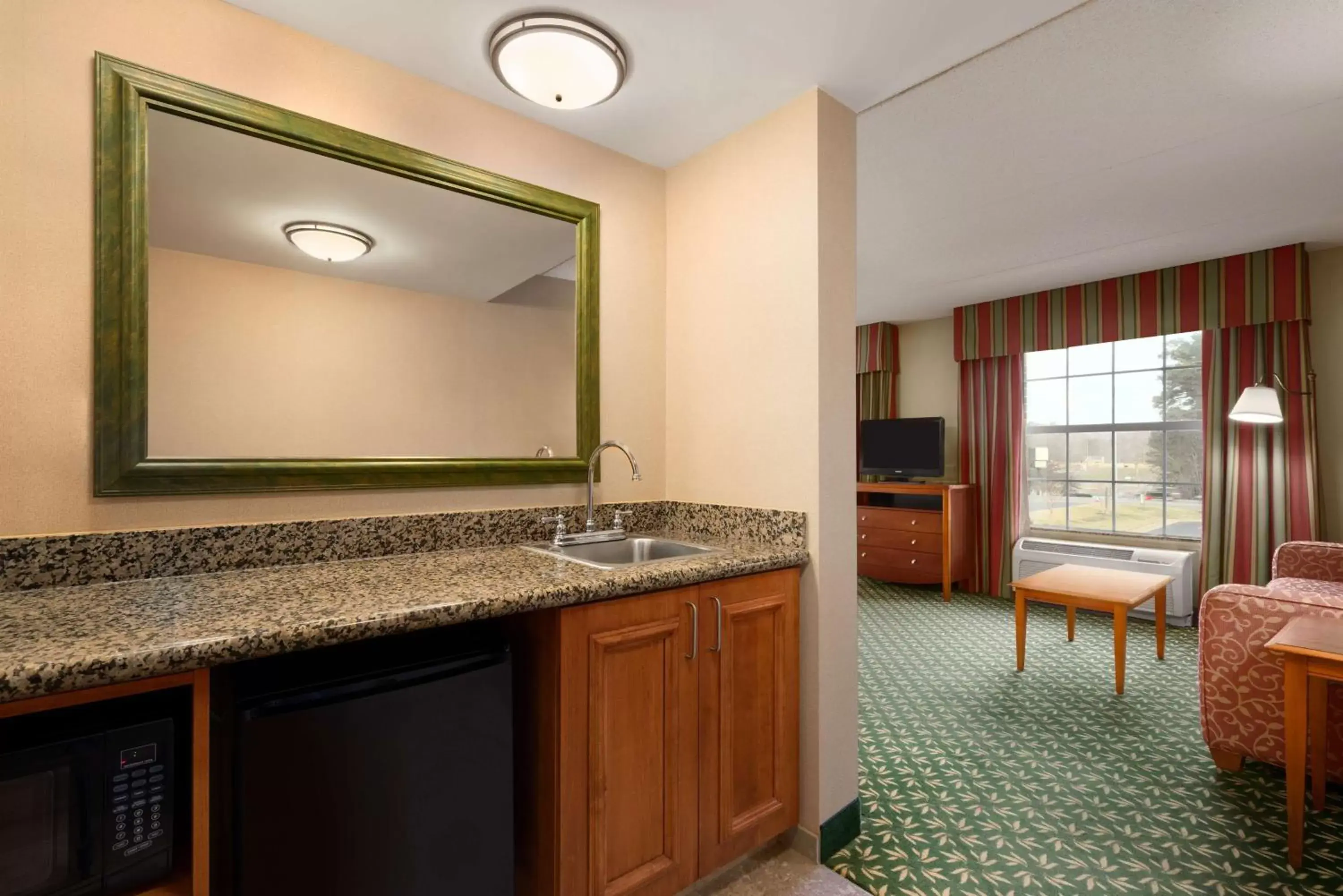 Bed, Bathroom in Hampton Inn & Suites Williamsburg-Central