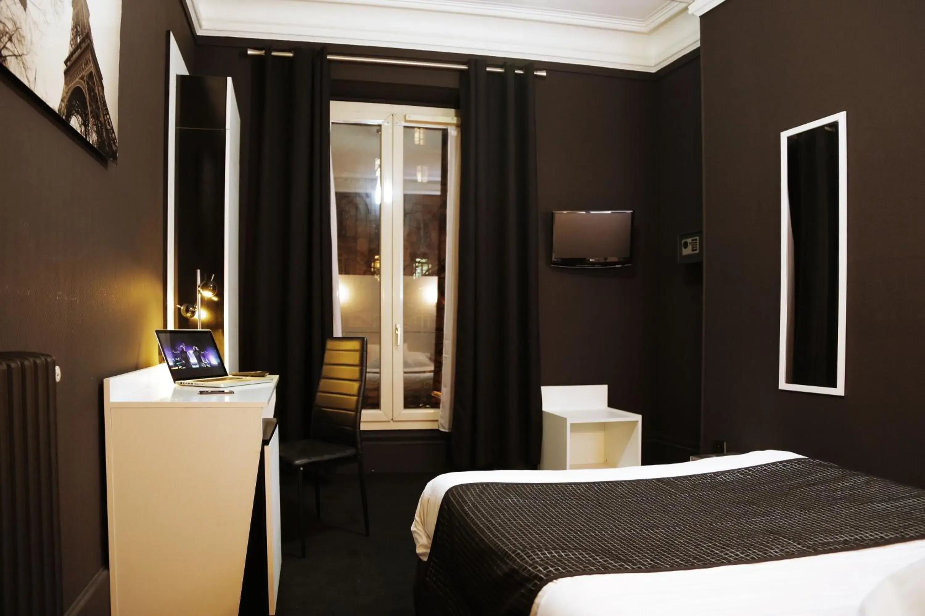 Photo of the whole room, Bed in Hotel De L'Exposition - Republique