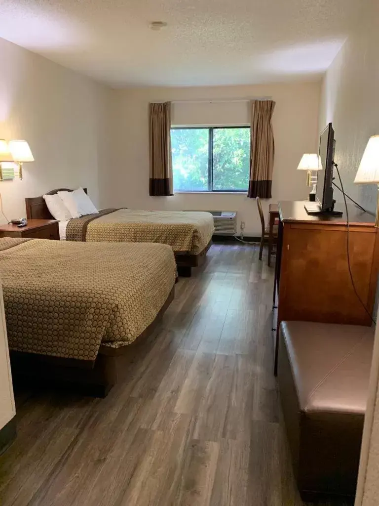 Bed in Days Inn by Wyndham Topeka Bed in Days Inn by Wyndham Topeka