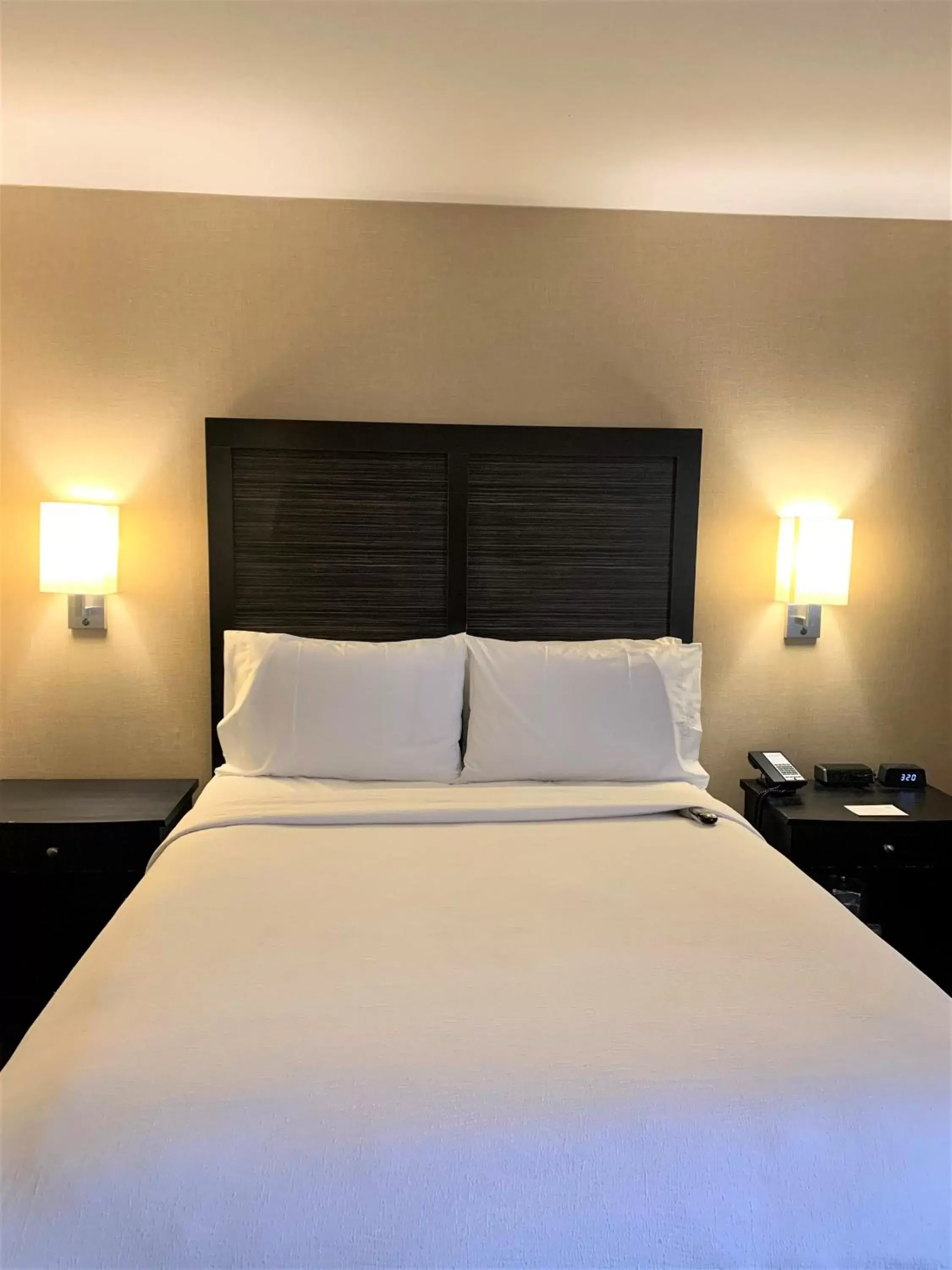 Bed in Holiday Inn Dublin - Pleasanton, an IHG Hotel