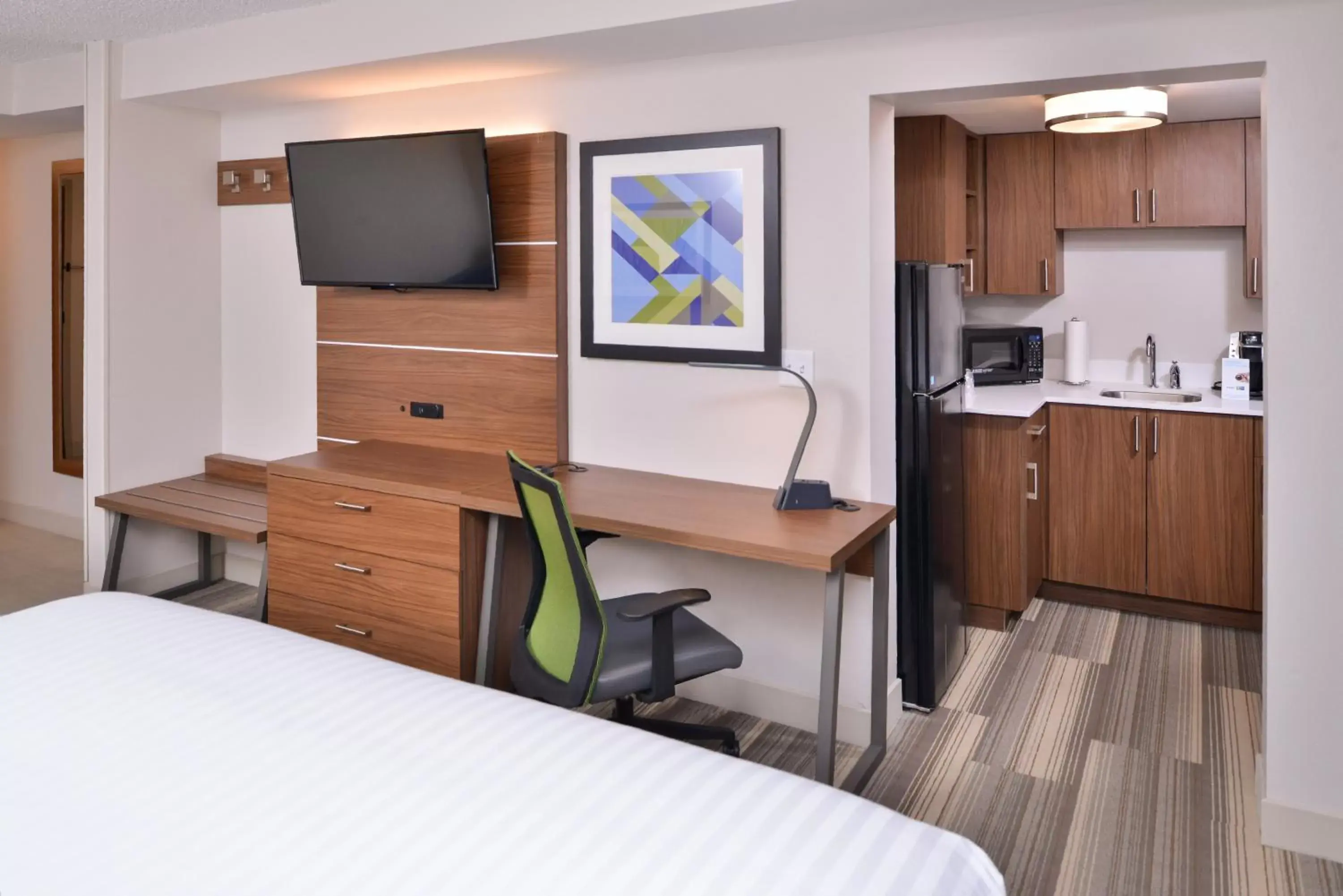 Bedroom, TV/Entertainment Center in Holiday Inn Express Hotel & Suites Indianapolis Dtn-Conv Ctr, an IHG Hotel