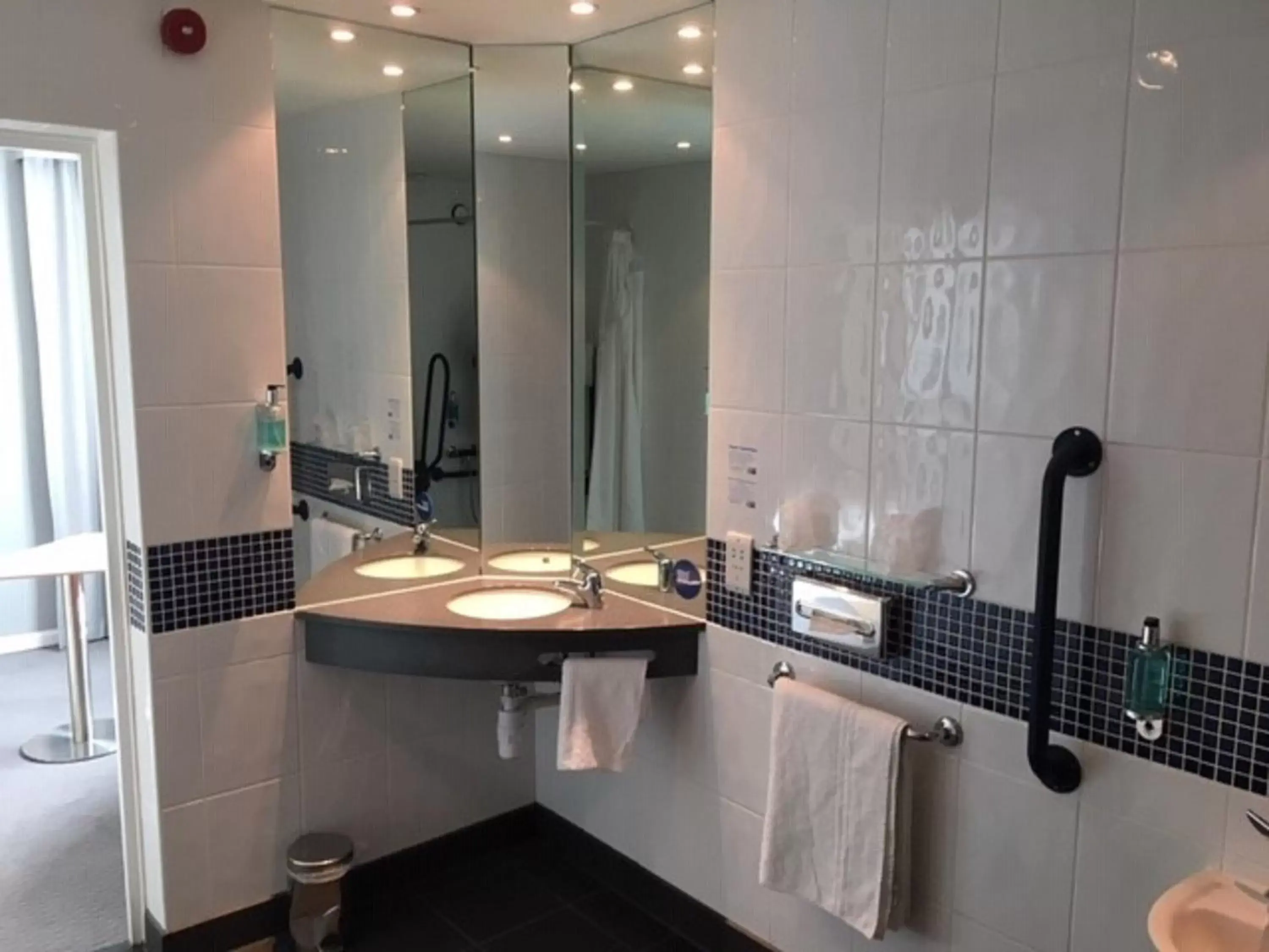 Photo of the whole room, Bathroom in Holiday Inn Express Leeds City Centre - Armouries, an IHG Hotel