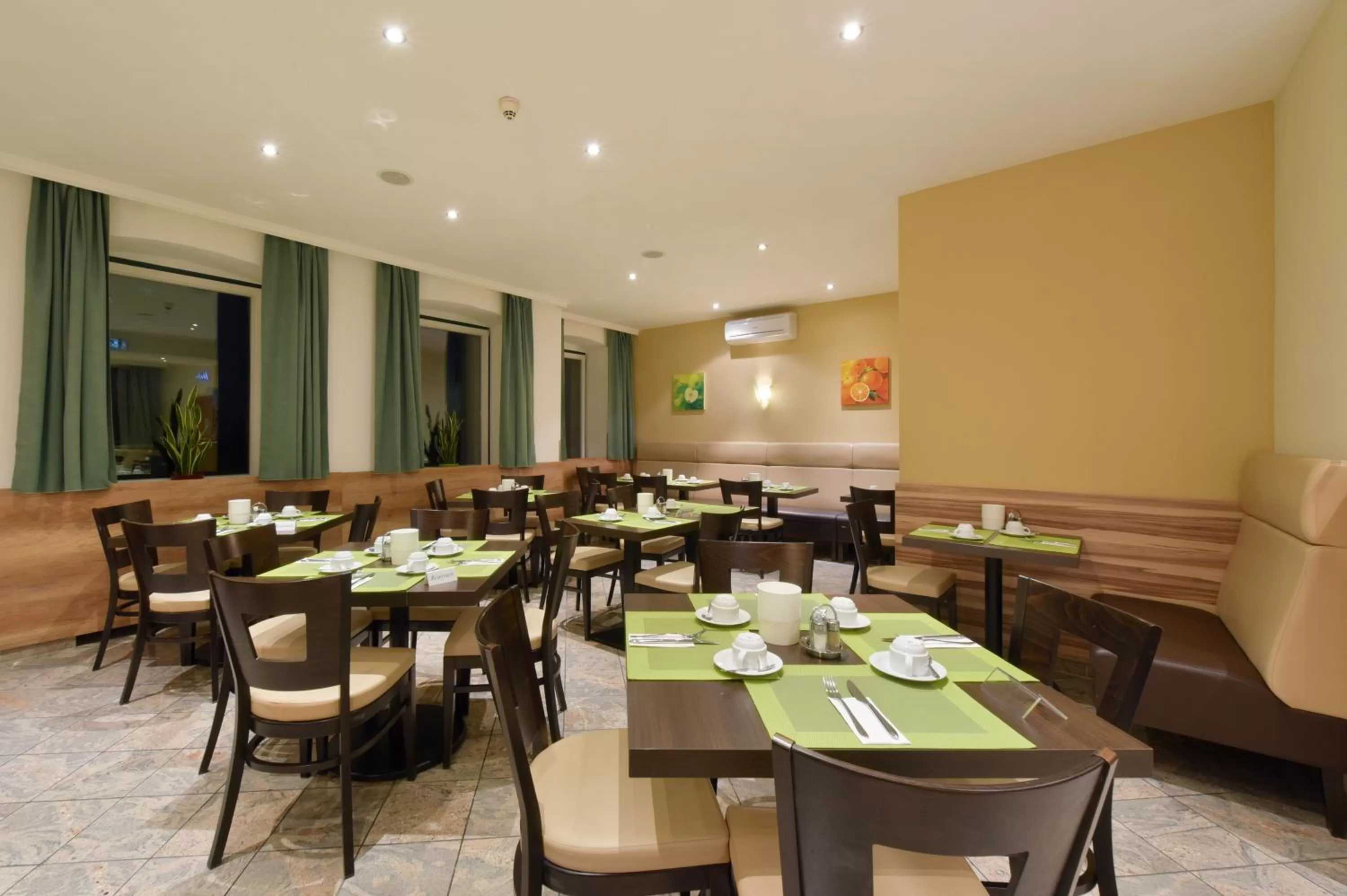 Restaurant/places to eat in Hotel Lucia