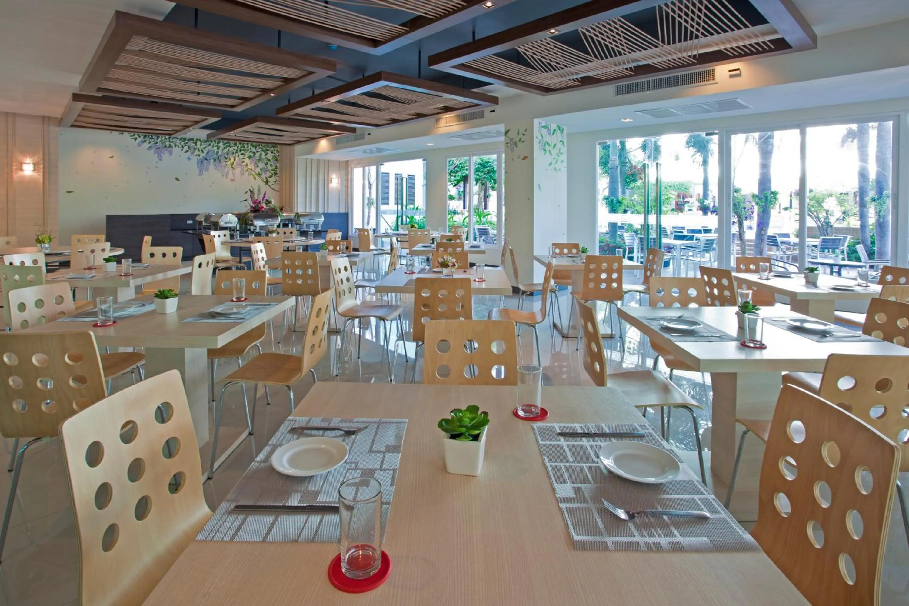 Restaurant/places to eat in Hill Fresco Hotel