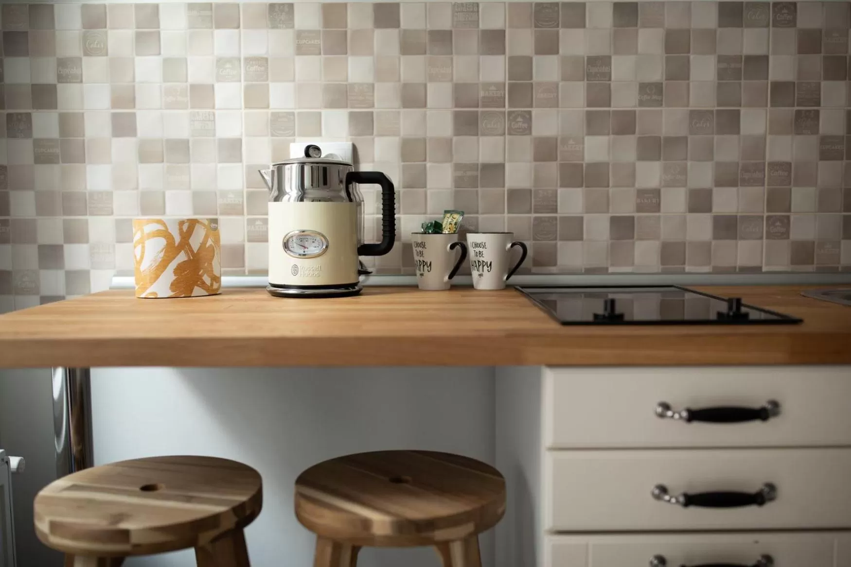 Coffee/tea facilities in ALBERT RESIDENCE Brasov with complimentary parking and 10 percent Food and Drinks