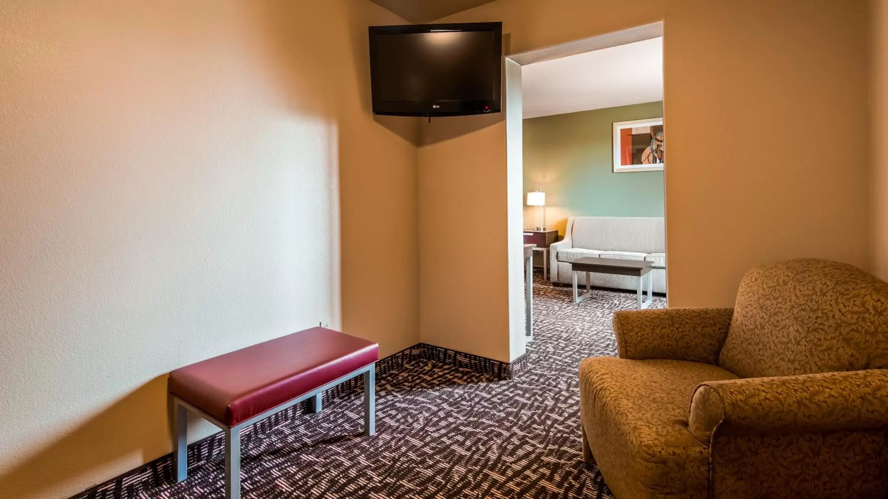 Living room, Seating Area in Best Western Plus The Woodlands